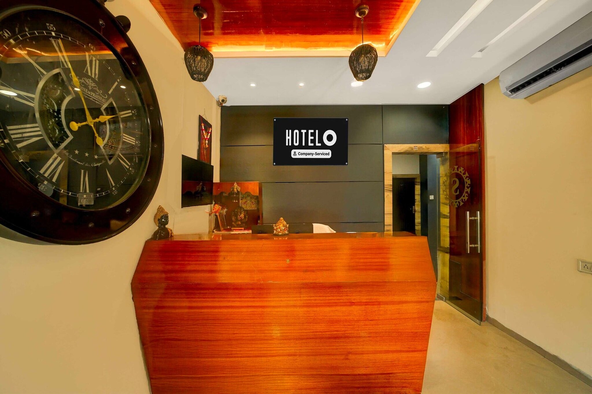 Ground floor: (bedroom(double bed, TV, seating area, air conditioning, telephone), bathroom(bathtub or shower, shower, washbasin, toilet, Towels incl., shampoo, body soap, hot water), parking)