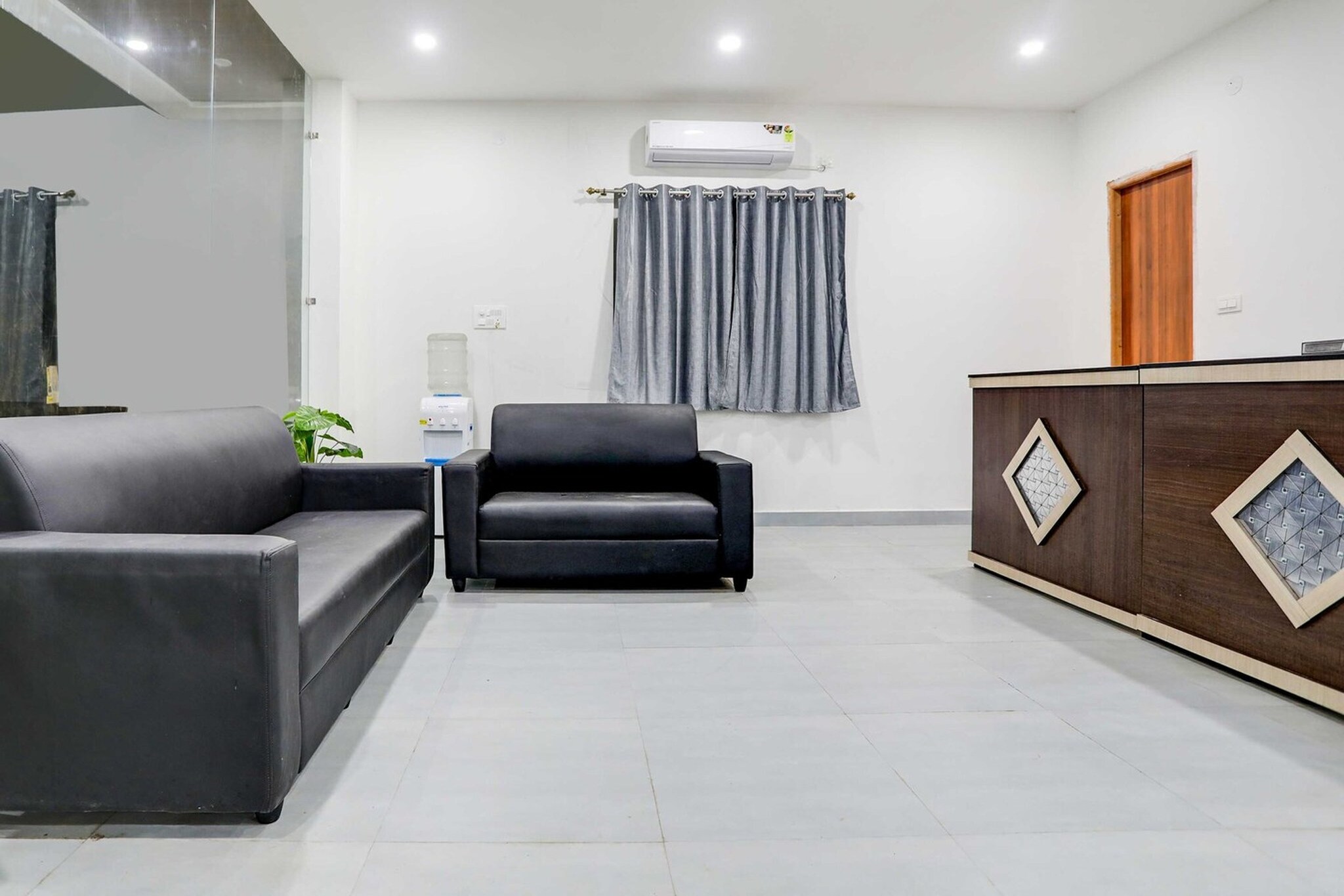 Ground floor: (bedroom(double bed, TV, seating area, air conditioning, telephone), bathroom(bathtub or shower, shower, washbasin, toilet, Towels incl., shampoo, body soap, hot water), lift)