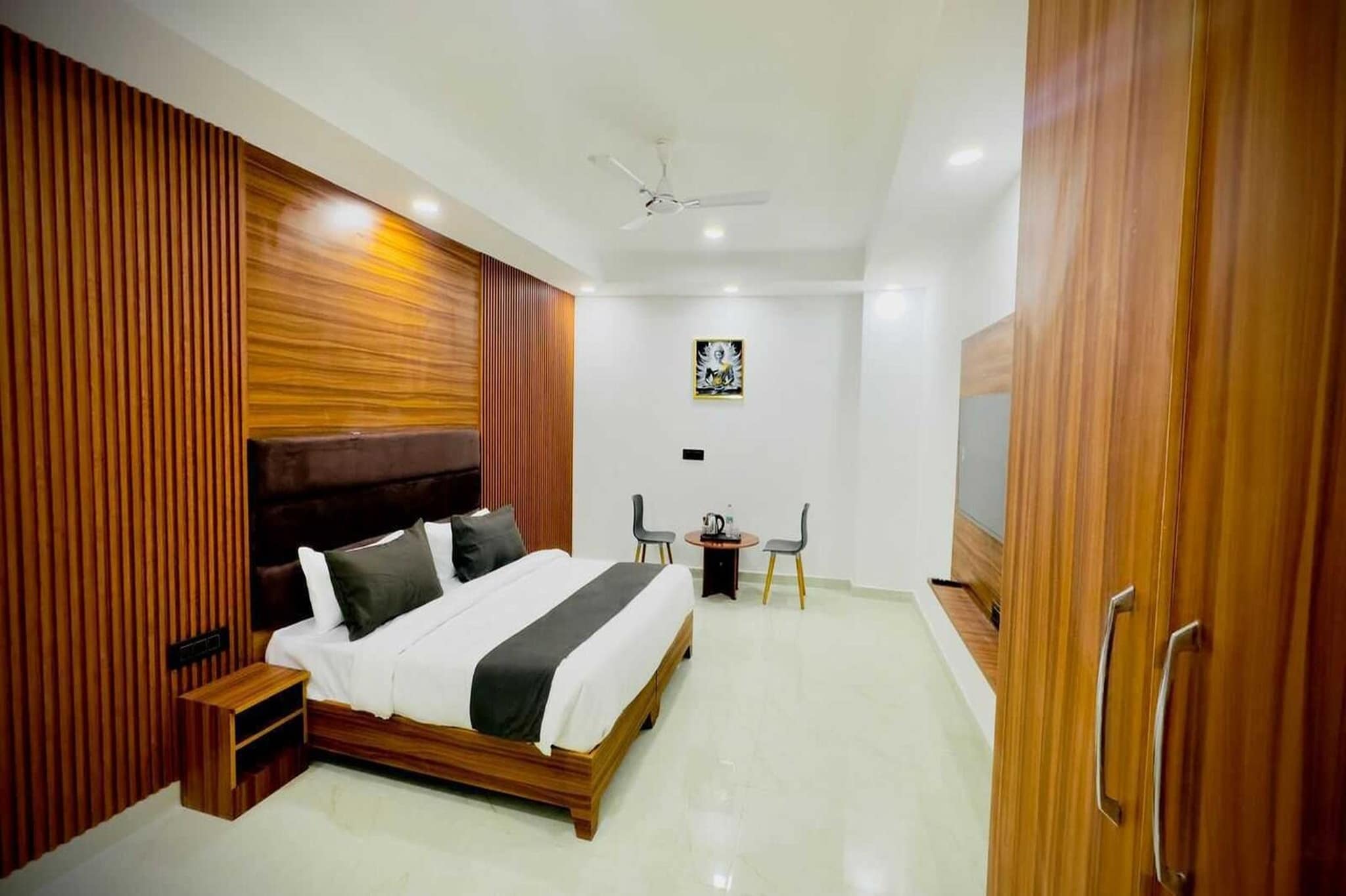 Set within 8.5 km of Swaminarayan Akshardham and 12 km of Humayun's Tomb, Hotel O Sector 18 Metro station offers rooms with air conditioning and a private bathroom in Noida. This 3-star hotel offers room service, a 24-hour front desk and free WiFi. The hotel has family rooms.

All guest rooms at the hotel come with a seating area, a flat-screen TV with satellite channels and a private bathroom with free toiletries and a bath or shower. Guest rooms feature a desk.

National Gandhi Museum is 13 km from Hotel O Sector 18 Metro station, while Feroz Shah Kotla Cricket Stadium is 13 km from the property. Hindon Airport is 19 km away.

Unmarried couples are warmly welcome at this property.

Guests with local ID proof are warmly welcome.

Early Check-In Policy: A full dayâ€™s room rate will be charged for check-ins before 6:00 AM. Complimentary early check-in is available between 6:00 AM and 10:00 AM, subject to room availability.
Check-in is only available to guests aged 18 and above. Please provide a government-issued ID to confirmÂ yourÂ age.
