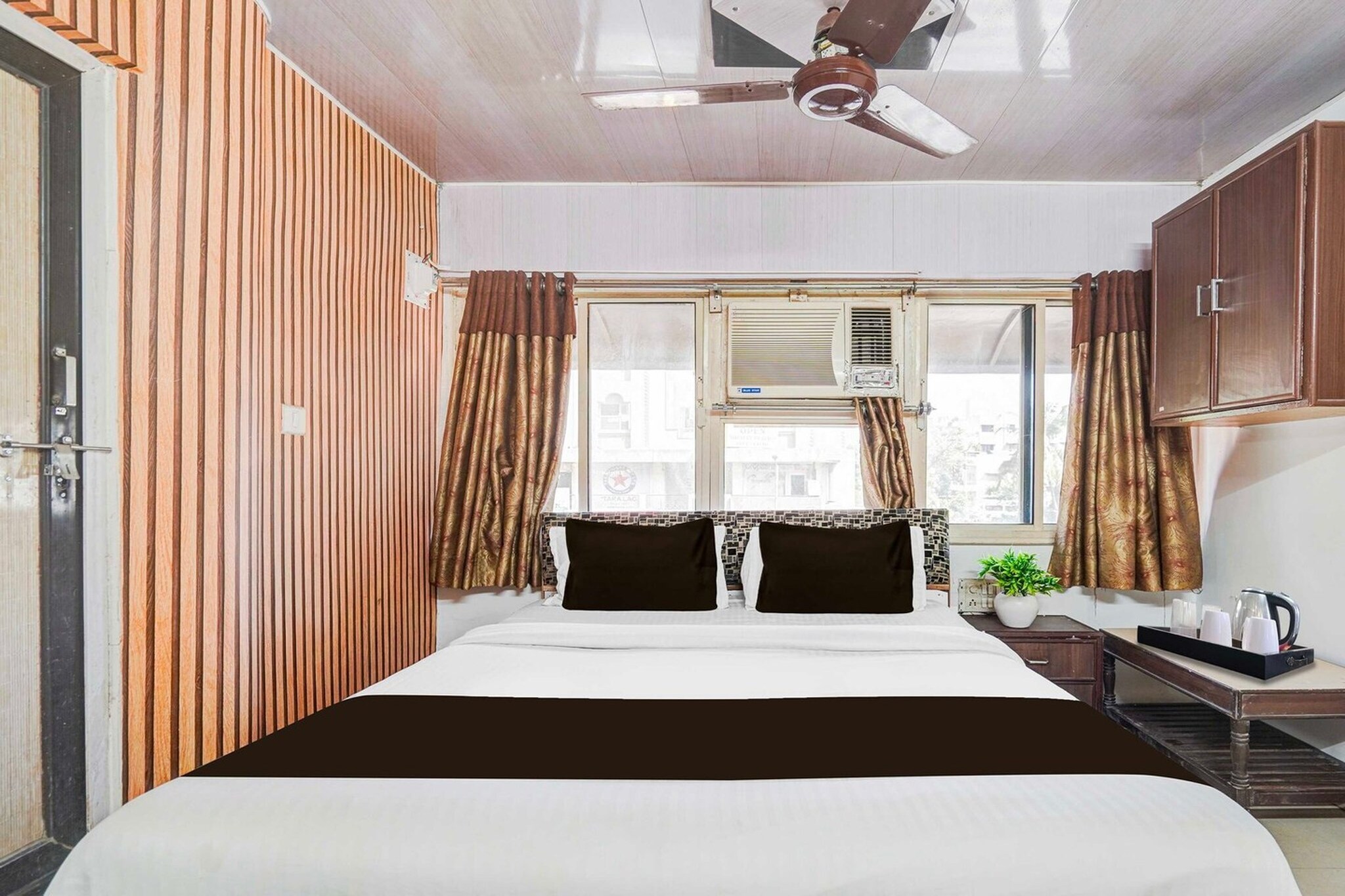 Situated within 11 km of Gandhi Ashram and 12 km of IIM, Hotel O Maninagar East features rooms with air conditioning and a private bathroom in Ahmedabad. This 3-star hotel offers room service, a 24-hour front desk and free WiFi. The hotel has family rooms.
All rooms at the hotel are fitted with a seating area, a flat-screen TV with satellite channels and a private bathroom with free toiletries and a bath or shower. Guest rooms have a desk.
Sardar Patel Stadium is 15 km from Hotel O Maninagar East, while Kankaria Lake is 1.8 km from the property. Sardar Vallabhbhai Patel International Airport is 9 km away.
Unmarried couples are warmly welcome at this property.
Guests with local ID proof are warmly welcome.
Early Check-In Policy: A full day’s room rate will be charged for check-ins before 6:00 AM. Complimentary early check-in is available between 6:00 AM and 10:00 AM, subject to room availability.
Check-in is only available to guests aged 18 and above. Please provide a government-issued ID to confirm your age.