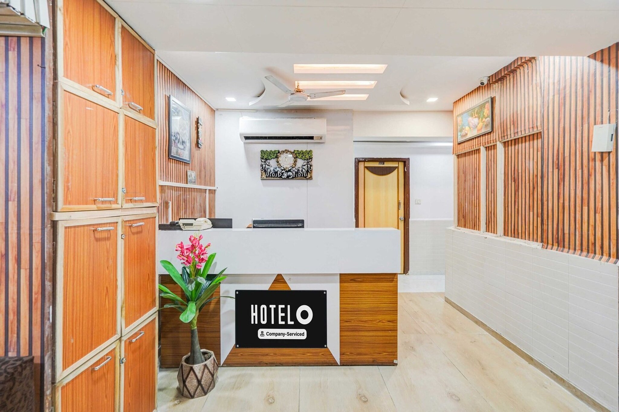 Ground floor: (bedroom(double bed, TV, seating area, air conditioning, telephone), bathroom(bathtub or shower, shower, washbasin, toilet, Towels incl., shampoo, body soap, hot water))