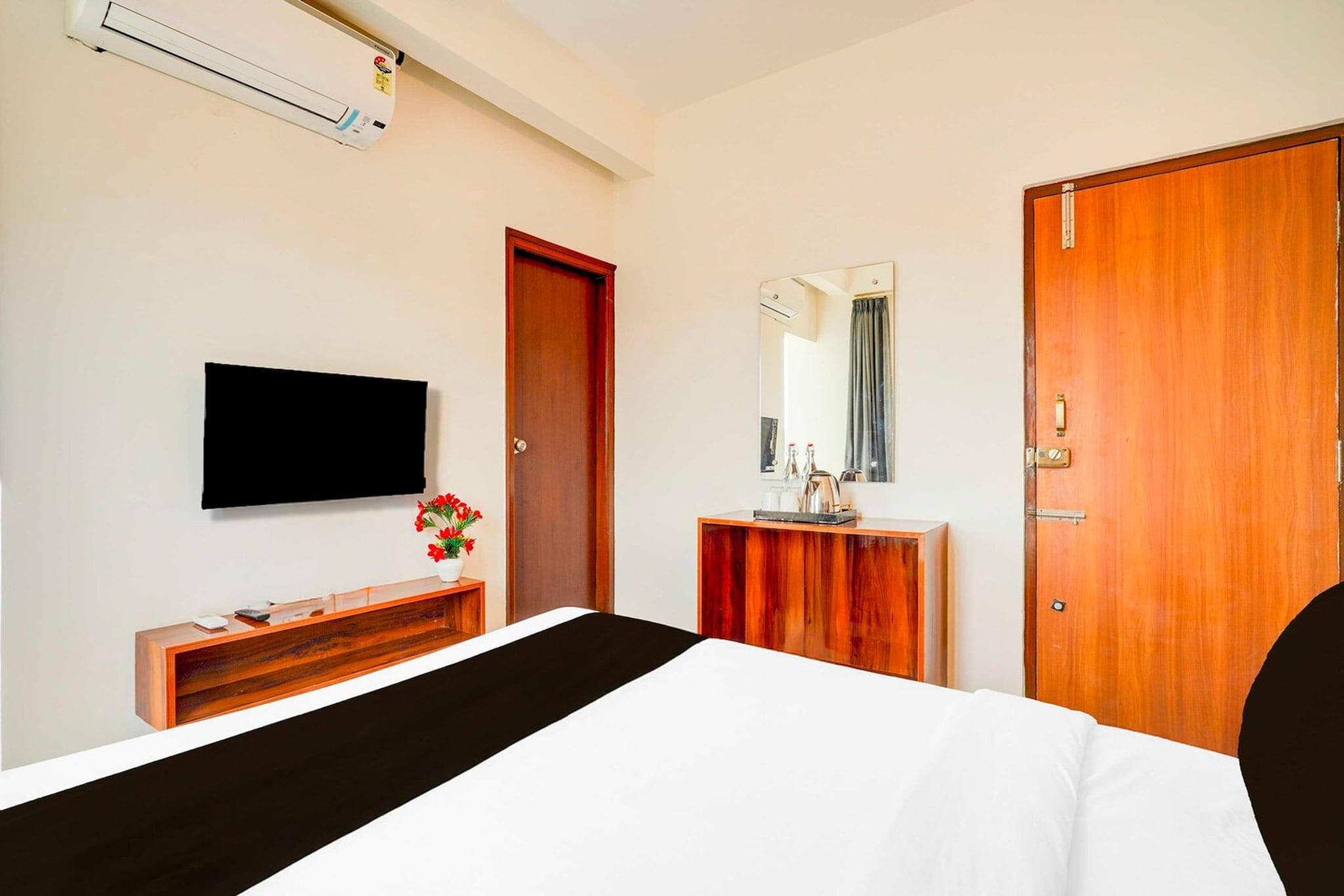 Ground floor: (bedroom(double bed, TV, seating area, air conditioning, telephone), bathroom(bathtub or shower, shower, washbasin, toilet, Towels incl., shampoo, body soap, hot water), Parking, lift)