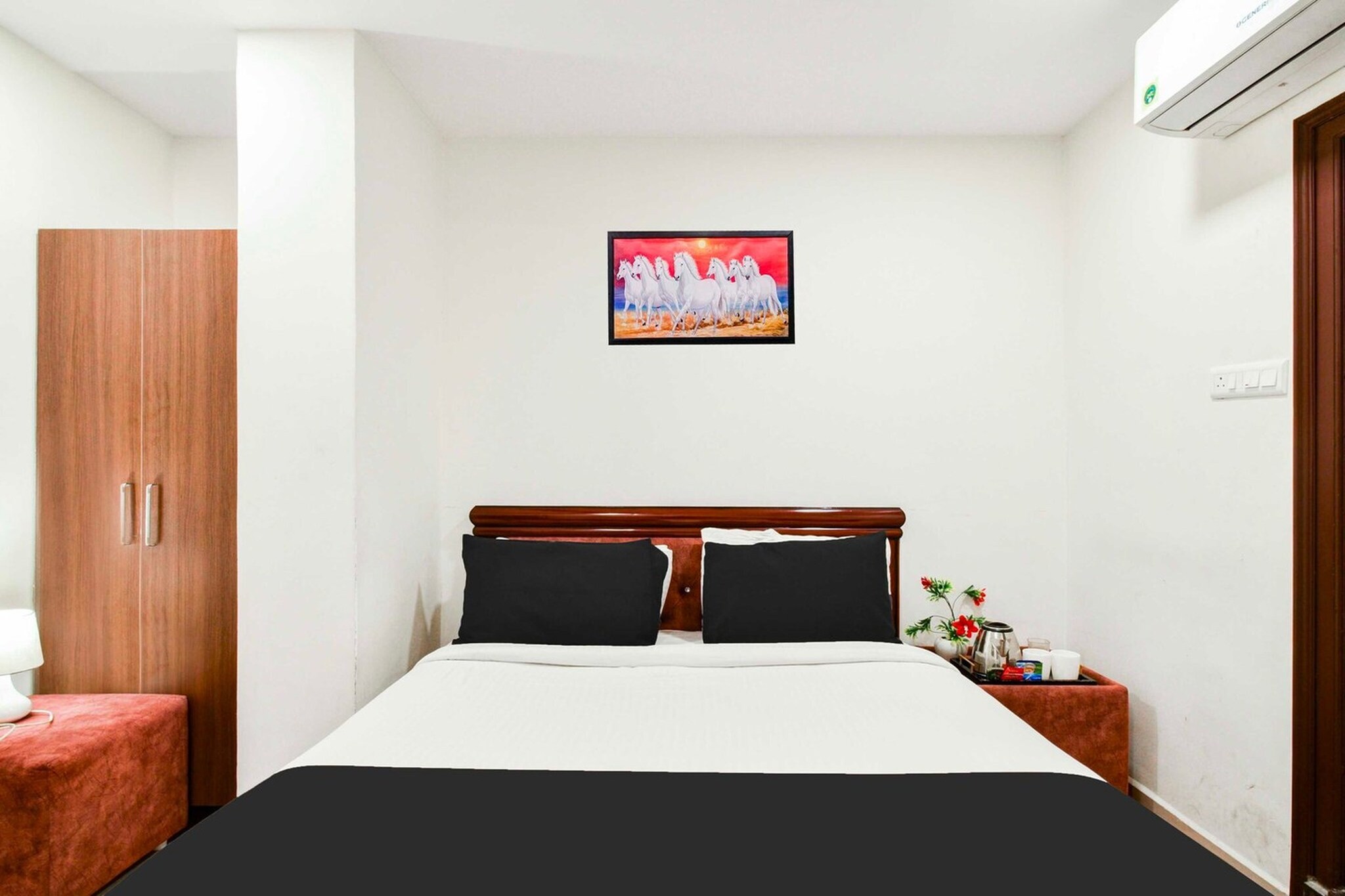 Ground floor: (bedroom(double bed, TV, seating area, air conditioning, Towels incl., telephone), bathroom(bathtub or shower, shower, washbasin, toilet, shampoo, body soap, hot water), Parking, lift)