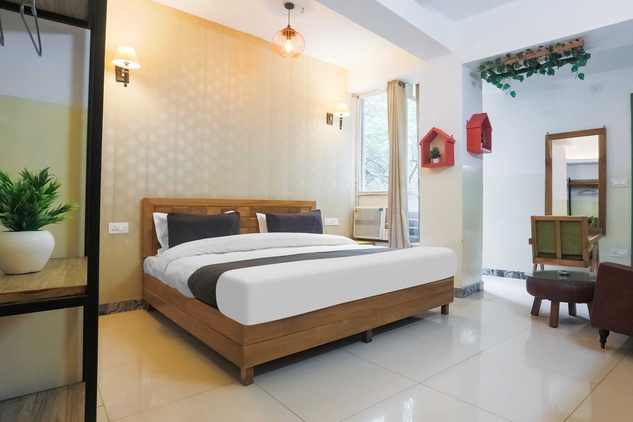 Ground floor: (bedroom(double bed, TV, seating area, air conditioning, Towels incl., telephone), bathroom(bathtub or shower, shower, washbasin, toilet, shampoo, body soap, hot water), Parking)