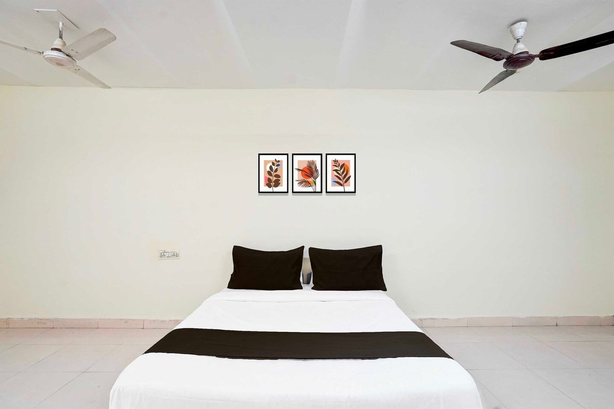 Ground floor: (bedroom(double bed, TV, seating area, air conditioning, Towels incl., telephone), bathroom(bathtub or shower, shower, washbasin, toilet, shampoo, body soap, hot water), Parking)