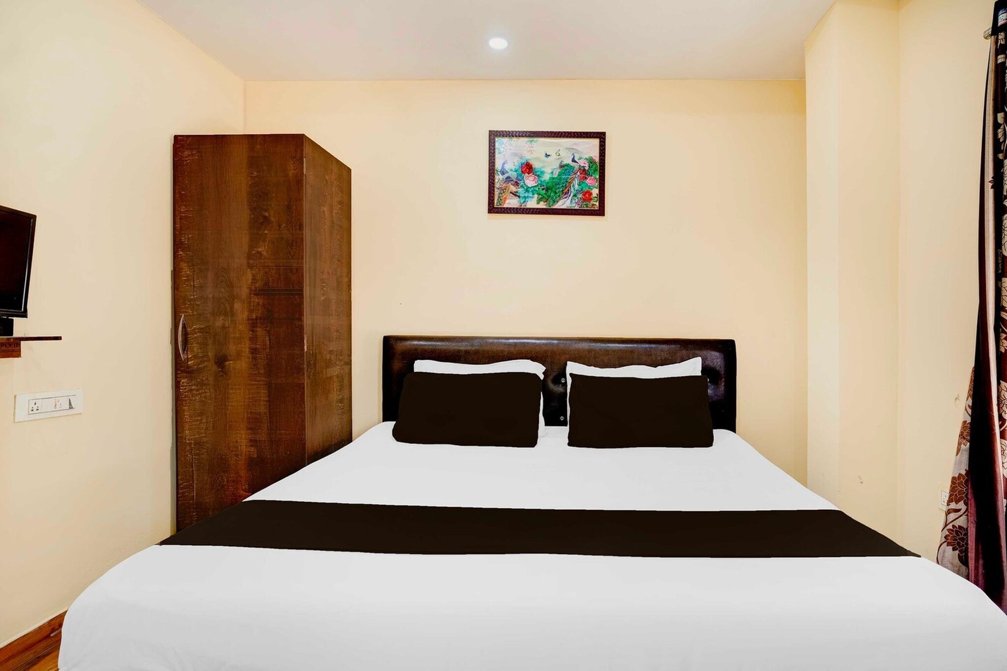 Ground floor: (bedroom(double bed, TV, seating area, air conditioning, Towels incl., telephone, hot water), bathroom(bathtub or shower, shower, washbasin, toilet, shampoo, body soap, hot water))