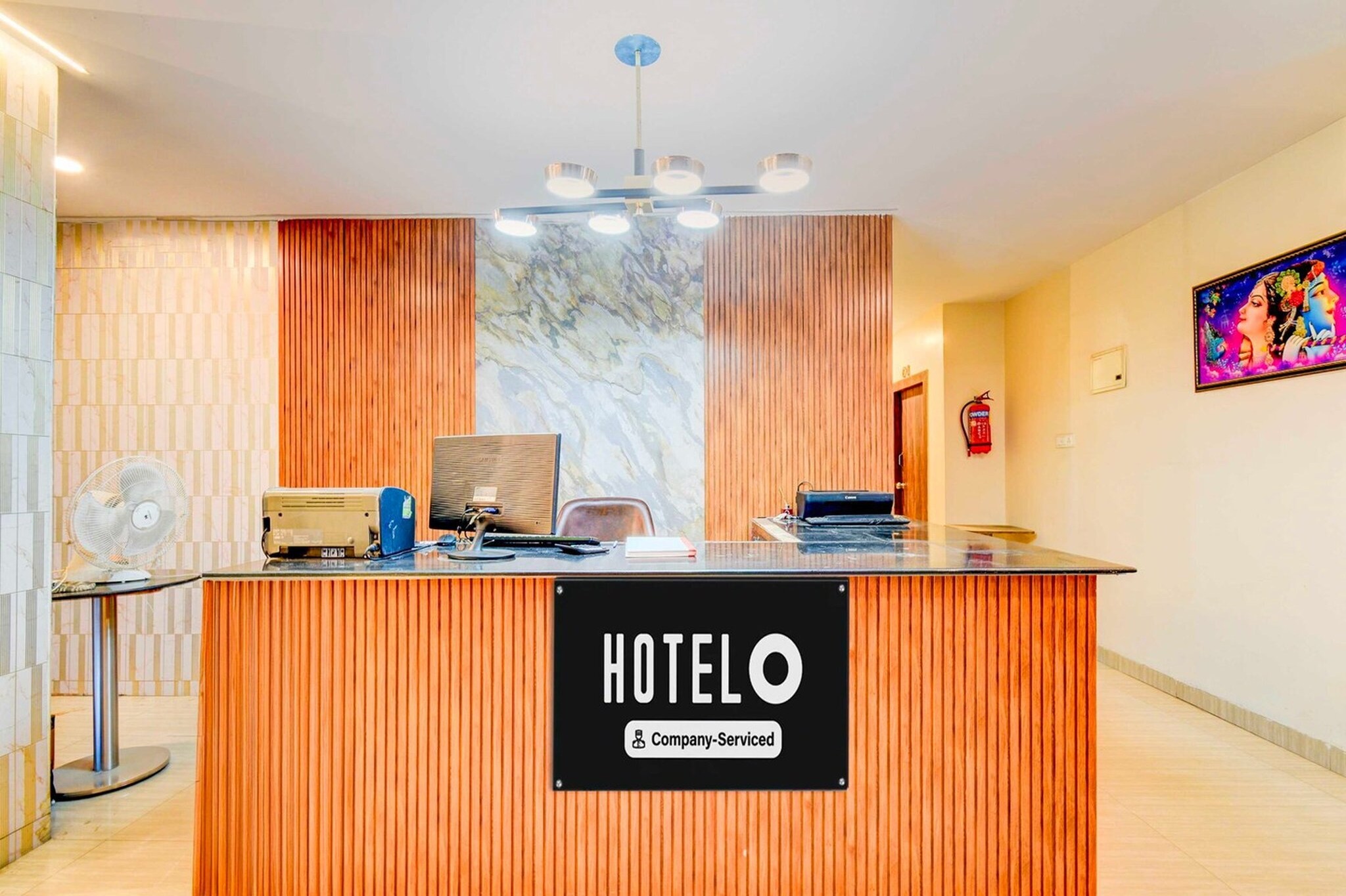 Ground floor: (bedroom(double bed, TV, seating area, air conditioning, Towels incl., telephone), bathroom(bathtub or shower, shower, washbasin, toilet, shampoo, body soap, hot water), Parking)