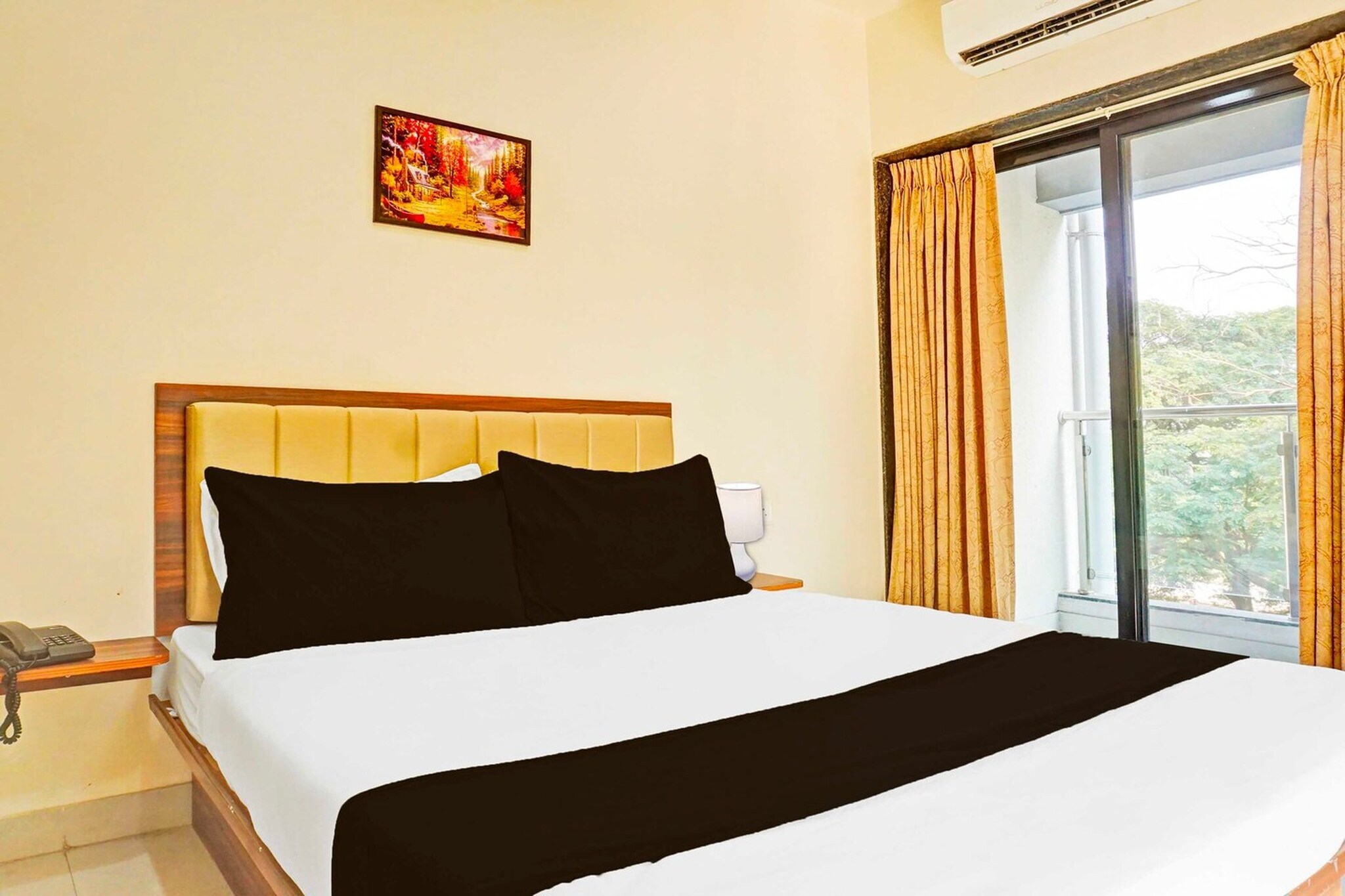 Ground floor: (bedroom(double bed, TV, seating area, air conditioning, Towels incl., telephone), bathroom(bathtub or shower, shower, washbasin, toilet, shampoo, body soap, hot water), Parking)