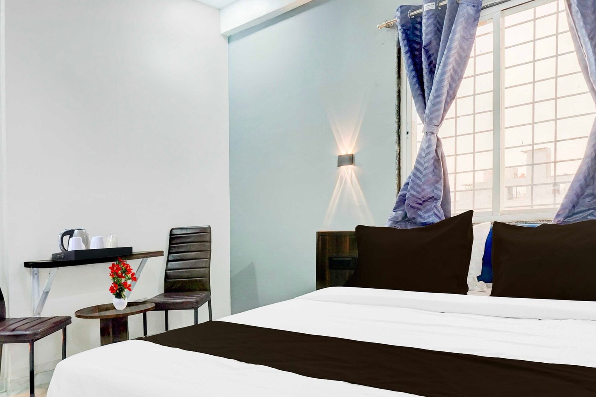 Ground floor: (bedroom(double bed, TV, seating area, air conditioning, Towels incl., telephone), bathroom(bathtub or shower, shower, washbasin, toilet, shampoo, body soap, hot water), lift)