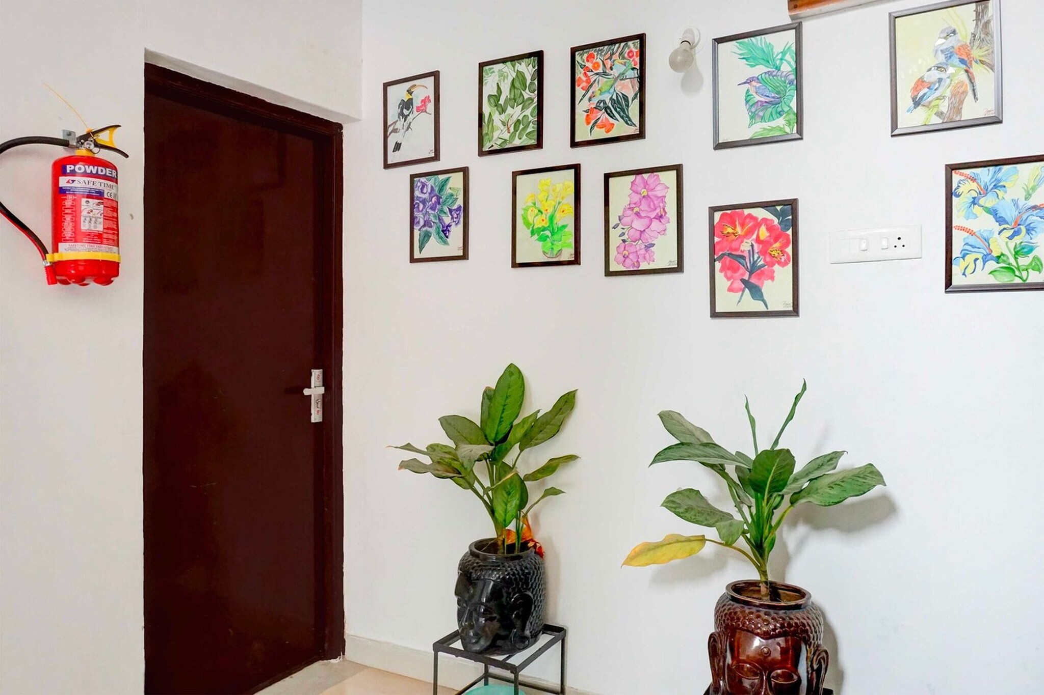 Ground floor: (bedroom(double bed, TV, seating area, air conditioning, Towels incl., telephone), bathroom(bathtub or shower, shower, washbasin, toilet, shampoo, body soap, hot water), Parking)