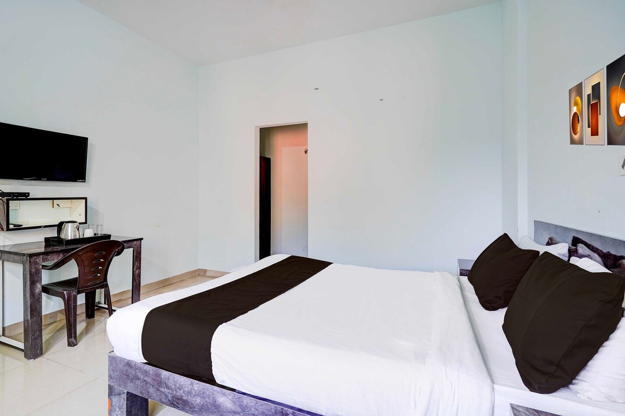 Ground floor: (bedroom(double bed, TV, seating area, air conditioning, Towels incl., telephone), bathroom(bathtub or shower, shower, washbasin, toilet, shampoo, body soap, hot water), Parking)
