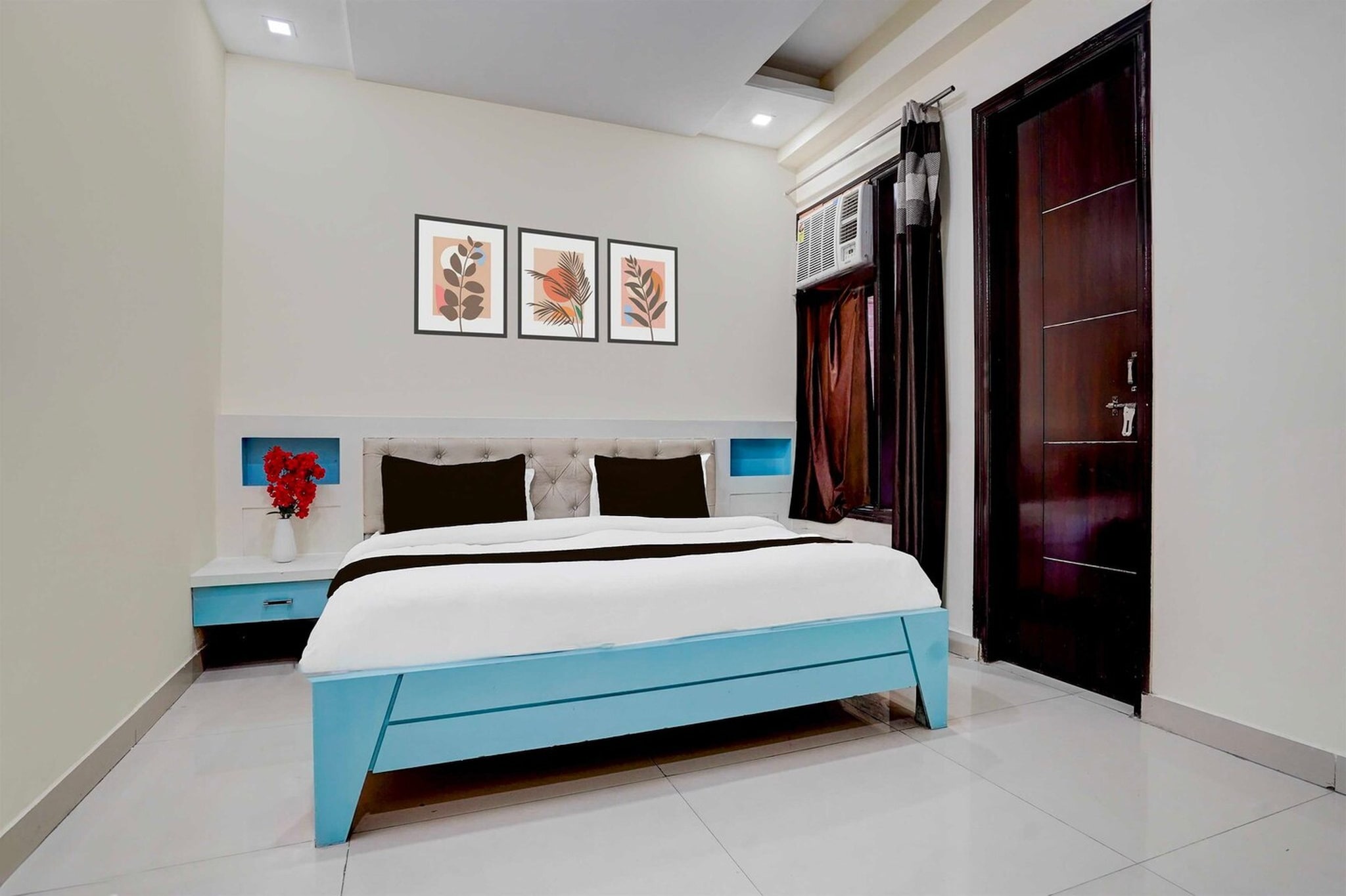 Ground floor: (bedroom(double bed, TV, seating area, air conditioning, Towels incl., telephone), bathroom(bathtub or shower, shower, washbasin, toilet, shampoo, body soap, hot water), Parking)
