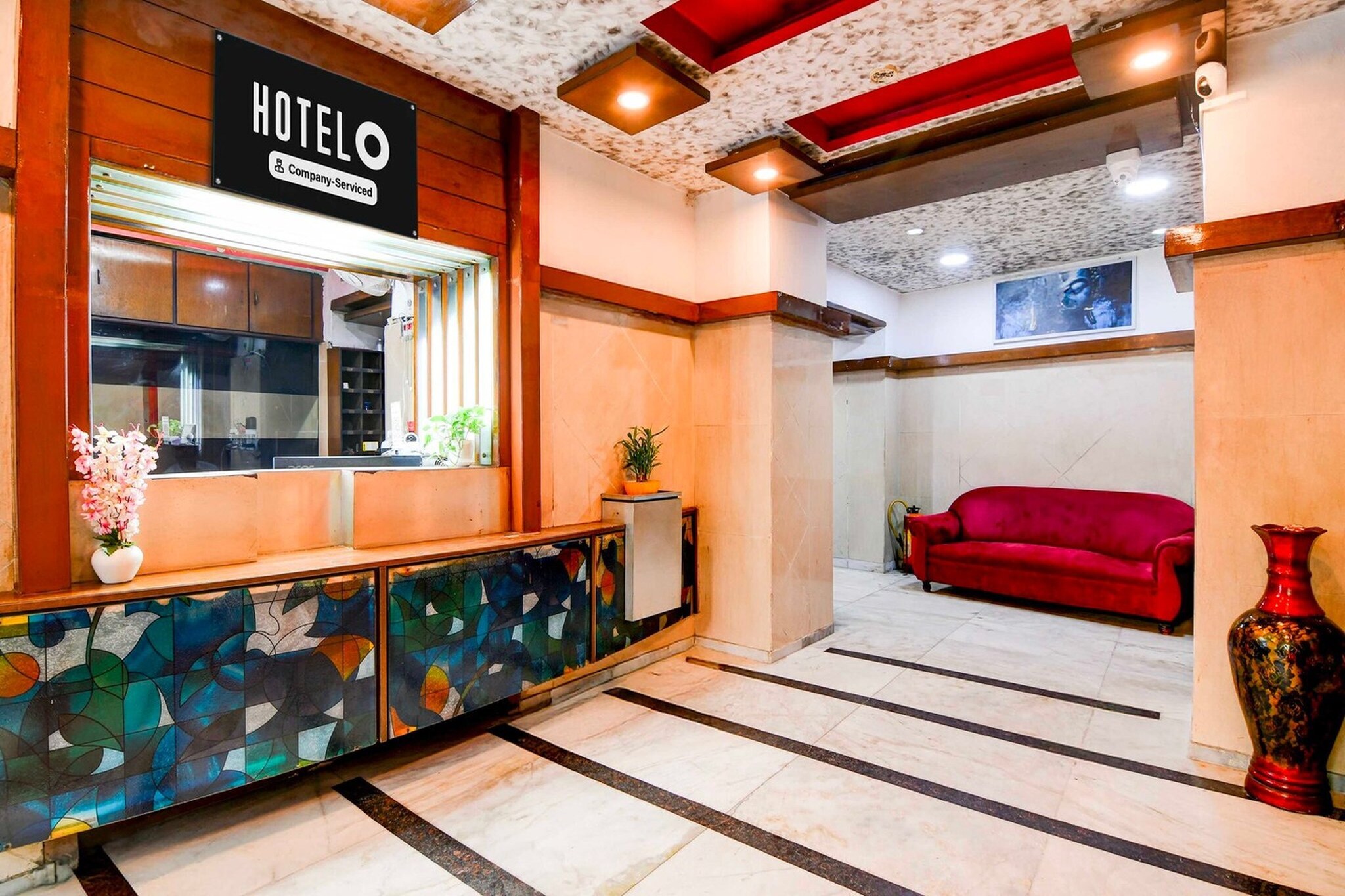 Ground floor: (bedroom(double bed, TV, seating area, air conditioning, Towels incl., telephone), bathroom(bathtub or shower, shower, washbasin, toilet, shampoo, body soap, hot water), Parking)