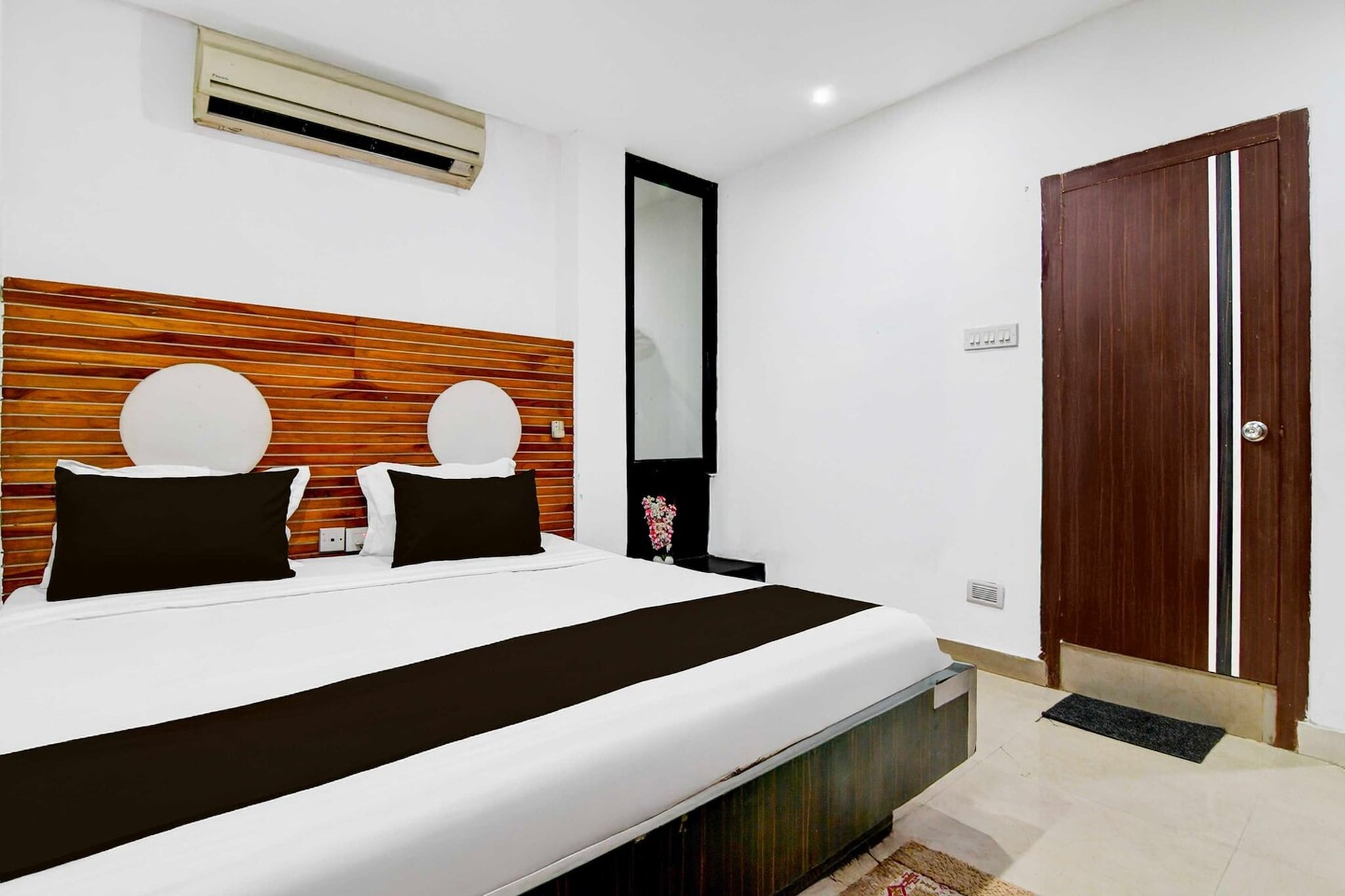 Set within 1.4 km of Indian Museum and 1.9 km of Nandan, Hotel O Minto Park offers rooms with air conditioning and a private bathroom in Kolkata. This 3-star hotel offers room service, a 24-hour front desk and free WiFi. The hotel features family rooms.
The units at the hotel come with a seating area, a flat-screen TV with satellite channels and a private bathroom with free toiletries and a bath or shower. The rooms feature a desk.
Kalighat Kali Temple is 2.4 km from Hotel O Minto Park, while Park Street Metro Station is 3.1 km away. Netaji Subhash Chandra Bose International Airport is 19 km from the property.
Unmarried couples are warmly welcome at this property.
Guests with local ID proof are warmly welcome.
Apologies, but we are currently unable to host foreign nationals at this property.
Early Check-In Policy: A full day’s room rate will be charged for check-ins before 6:00 AM. Complimentary early check-in is available between 6:00 AM and 10:00 AM, subject to room availability.
Check-in is only available to guests aged 18 and above. Please provide a government-issued ID to confirm your age.