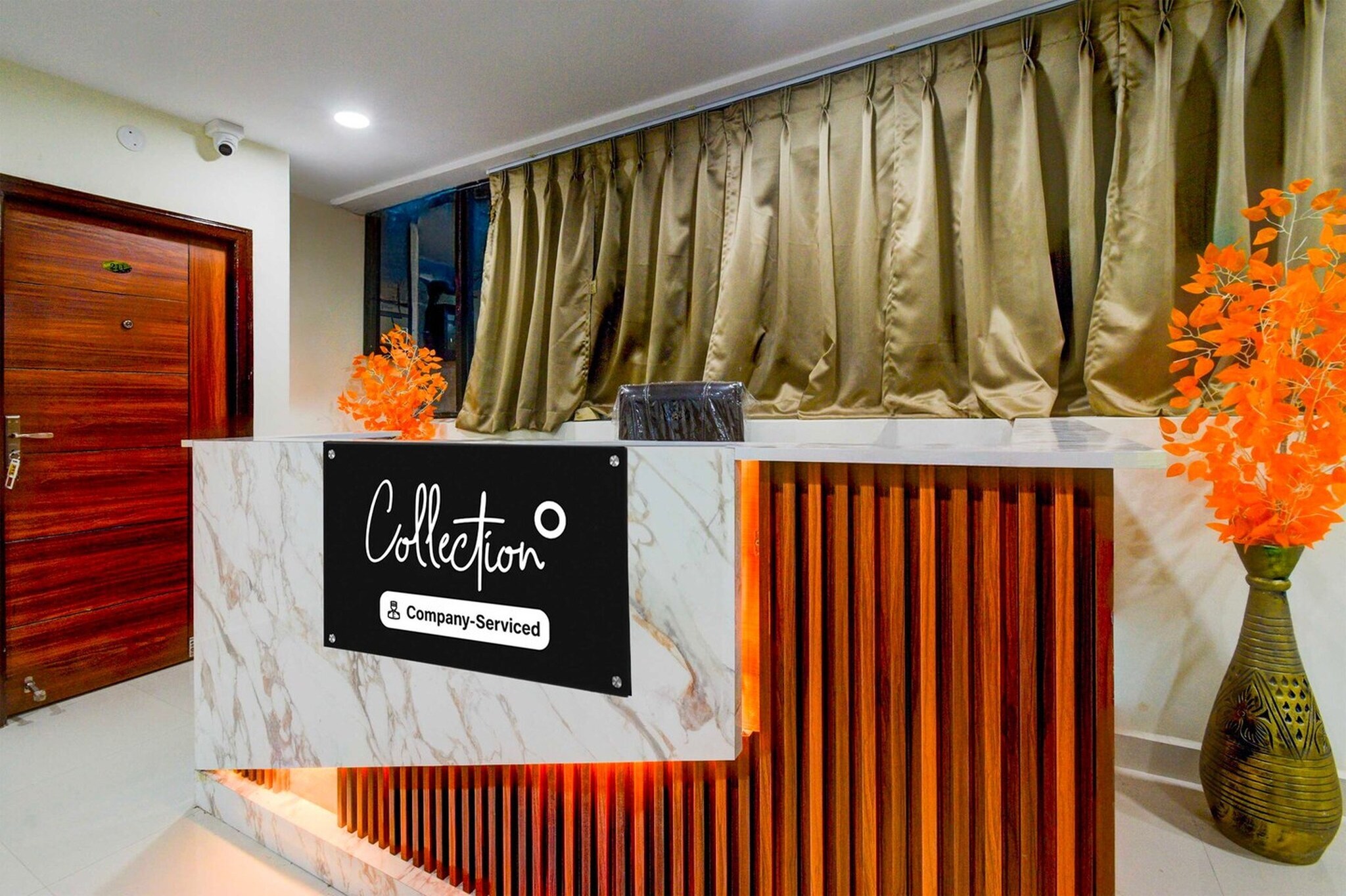 Ground floor: (bedroom(double bed, TV, seating area, air conditioning, Towels incl., telephone), bathroom(bathtub or shower, shower, washbasin, toilet, shampoo, body soap, hot water), Parking)