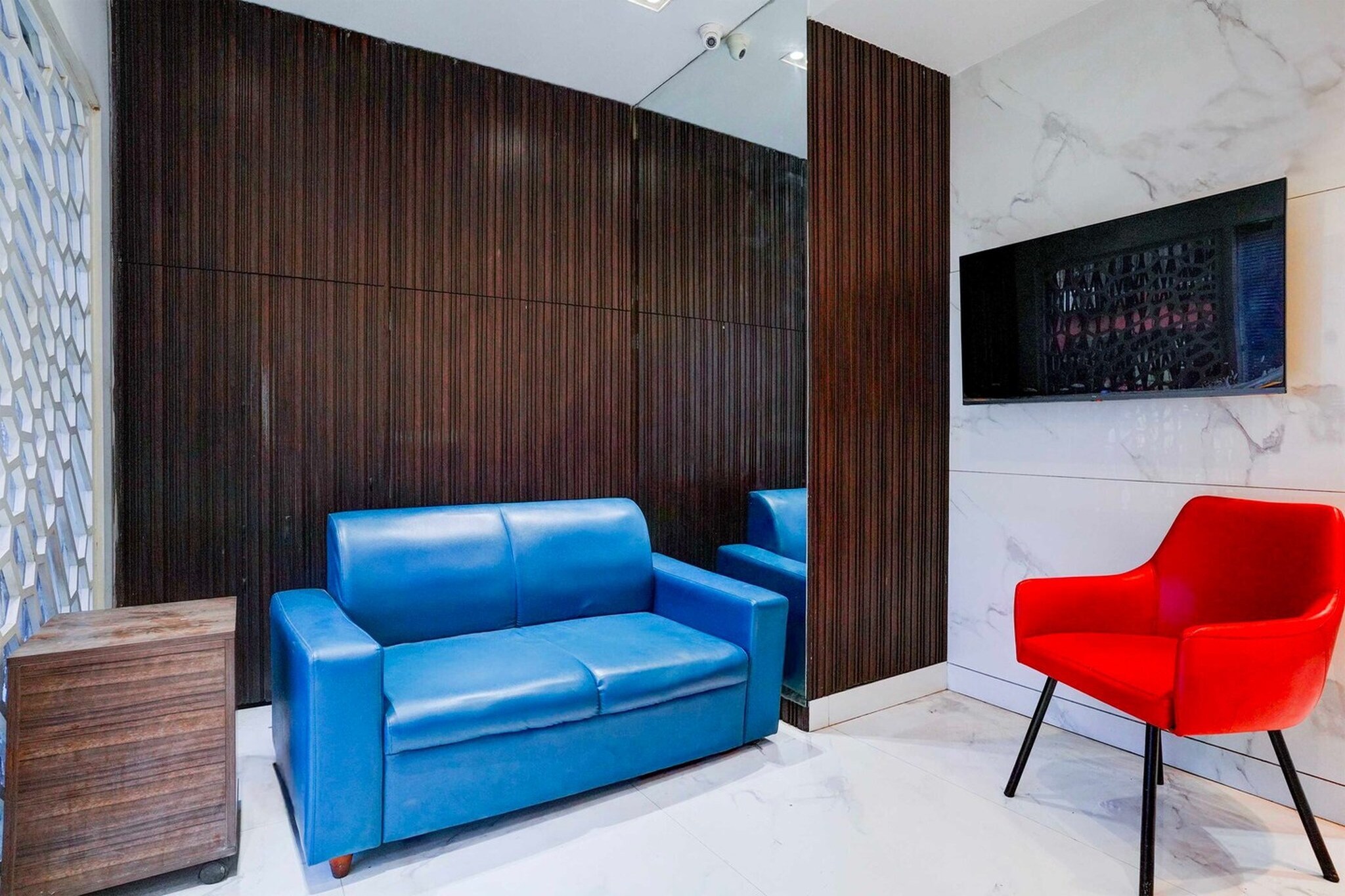 Ground floor: (bedroom(double bed, TV, seating area, air conditioning, Towels incl., telephone), bathroom(bathtub or shower, shower, washbasin, toilet, shampoo, body soap, hot water), Parking)