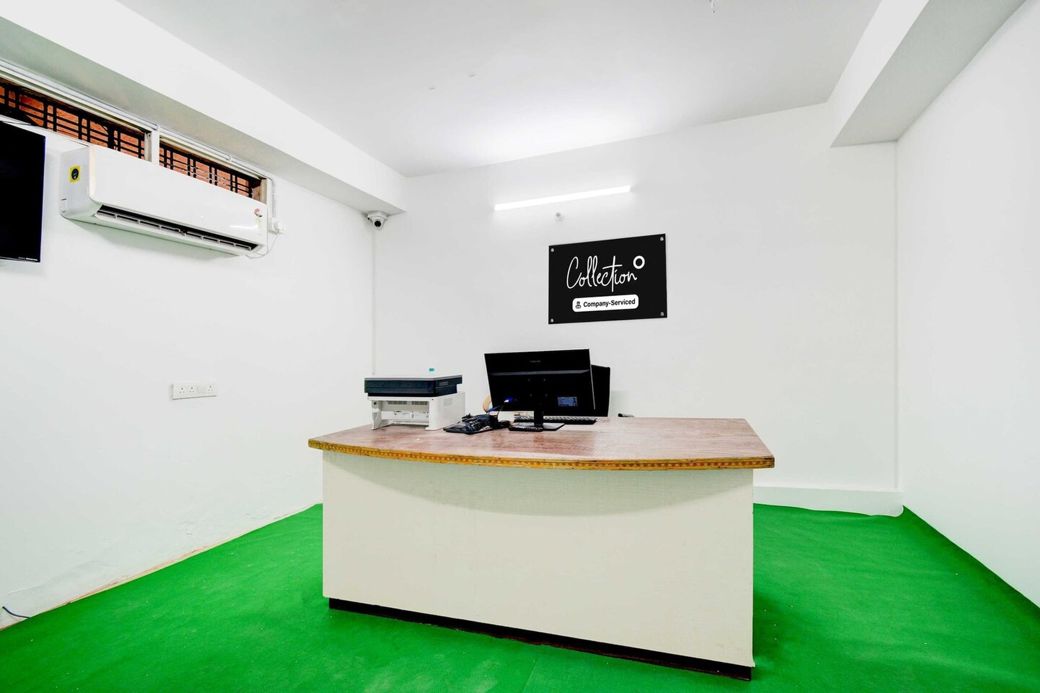 Ground floor: (bedroom(double bed, TV, seating area, air conditioning, Towels incl., telephone), bathroom(bathtub or shower, shower, washbasin, toilet, shampoo, body soap, hot water), Parking, lift)