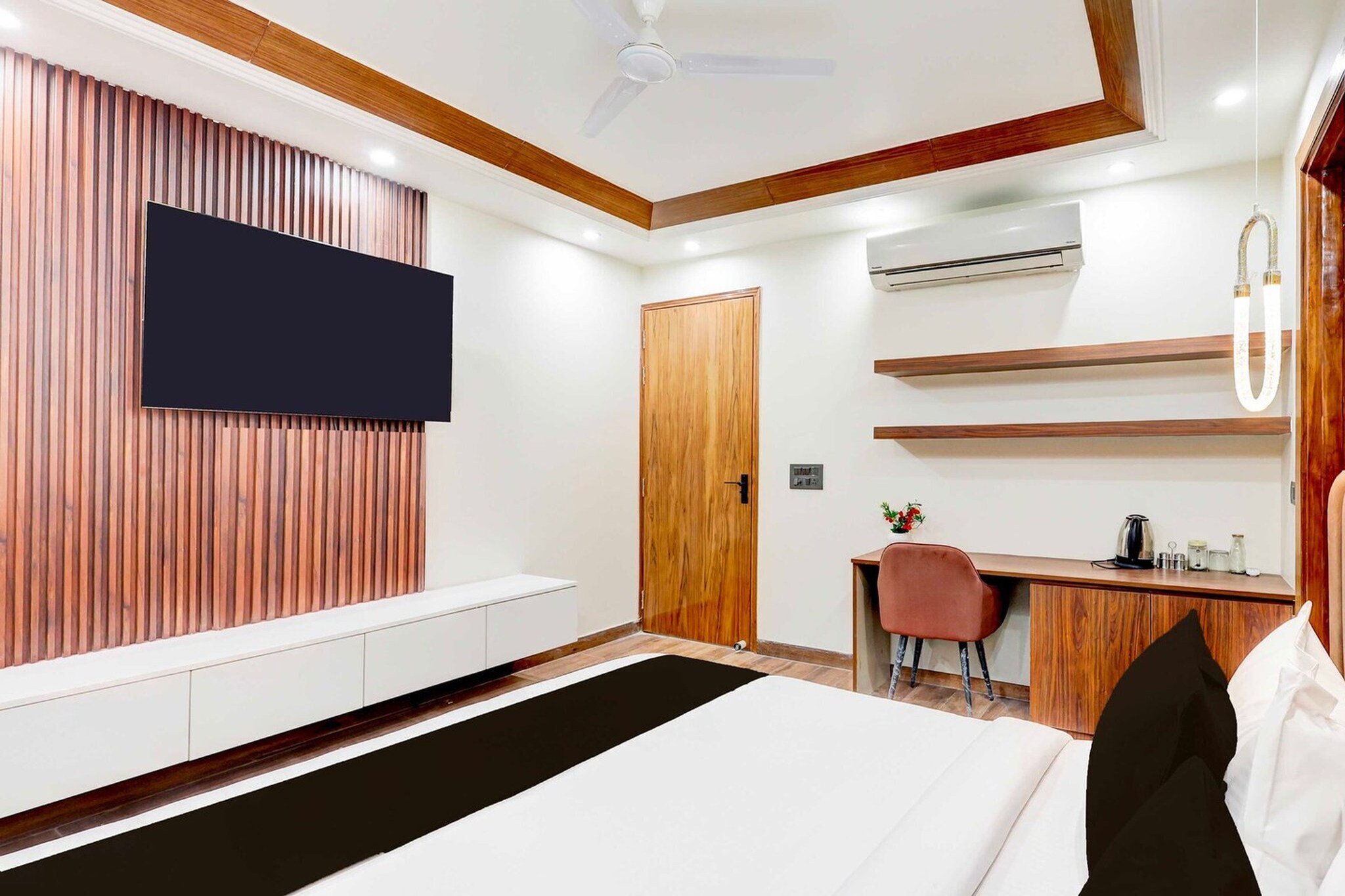 Ground floor: (bedroom(double bed, TV, seating area, air conditioning, Towels incl., telephone), bathroom(bathtub or shower, shower, washbasin, toilet, shampoo, body soap, hot water), Parking)