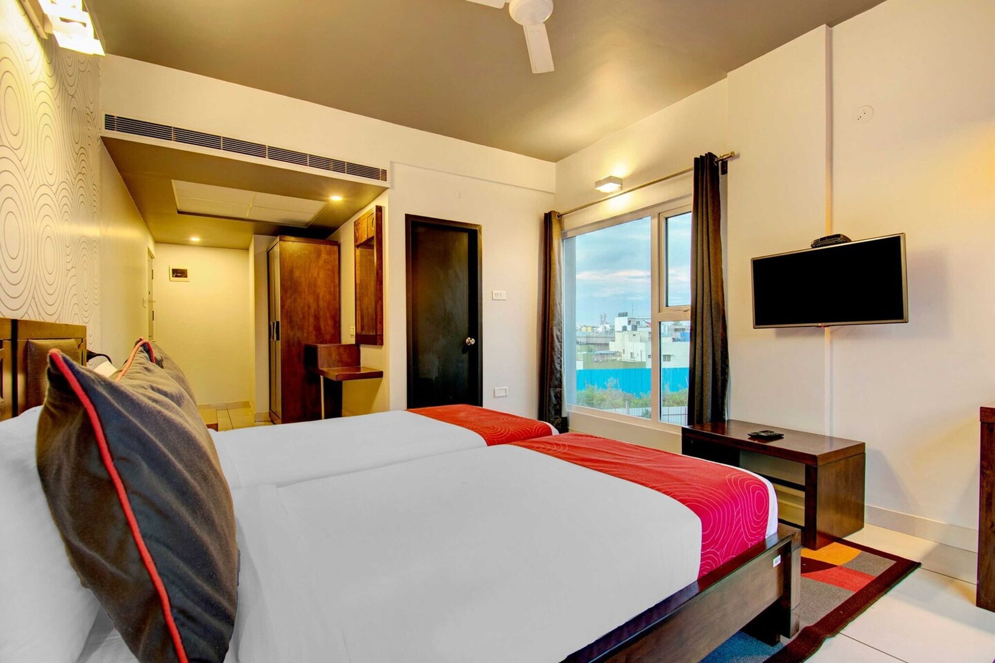 Ground floor: (bedroom(double bed, TV, seating area, air conditioning, Towels incl., telephone), bathroom(bathtub or shower, shower, washbasin, toilet, shampoo, body soap, hot water), Parking)
