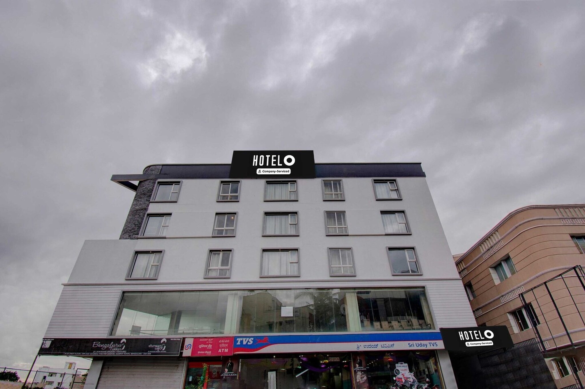 Located within 3 km of Commercial Street and 3.4 km of Brigade Road, Hotel O Ulsoor provides rooms with air conditioning and a private bathroom in Bengaluru. This 3-star hotel offers room service, a 24-hour front desk and free WiFi. The hotel features family rooms.
All units at the hotel are equipped with a seating area, a flat-screen TV with satellite channels and a private bathroom with free toiletries and a bath or shower. The rooms include a desk.
Chinnaswamy Stadium is 4.4 km from Hotel O Ulsoor, while Kanteerava Indoor Stadium is 5.2 km away. Kempegowda International Airport is 31 km from the property.
Unmarried couples are warmly welcome at this property.
Guests with local ID proof are warmly welcome.
Apologies, but we are currently unable to host foreign nationals at this property.
Early Check-In Policy: A full day’s room rate will be charged for check-ins before 6:00 AM. Complimentary early check-in is available between 6:00 AM and 10:00 AM, subject to room availability.
Check-in is only available to guests aged 18 and above. Please provide a government-issued ID to confirm your age.