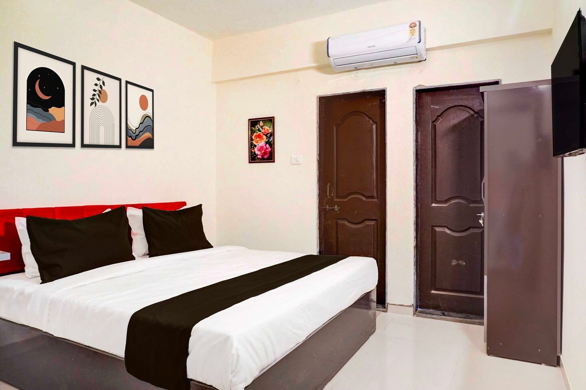 In a prime location in the Hinjawadi district of Pune, Townhouse Uptown Hinjewadi is set 16 km from University of Pune, 18 km from Pataleshwar Cave Temple and 19 km from Fergusson College. Featuring a restaurant, the 2-star hotel has air-conditioned rooms with free WiFi, each with a private bathroom. The accommodation offers room service, a 24-hour front desk and luggage storage for guests.
At the hotel, every room has a desk. The units at Townhouse Uptown Hinjewadi come with a seating area and a flat-screen TV with satellite channels.
A continental breakfast is available at the accommodation.
Srimant Dagadusheth Halwai Ganapati Temple is 20 km from Townhouse Uptown Hinjewadi, while Pune Railway Station is 21 km away. Pune International Airport is 25 km from the property.
Unmarried couples are warmly welcome at this property.
Guests with local ID proof are warmly welcome.
Apologies, but we are currently unable to host foreign nationals at this property.
Early Check-In Policy: A full day’s room rate will be charged for check-ins before 6:00 AM. Complimentary early check-in is available between 6:00 AM and 10:00 AM, subject to room availability.
Check-in is only available to guests aged 18 and above. Please provide a government-issued ID to confirm your age.
