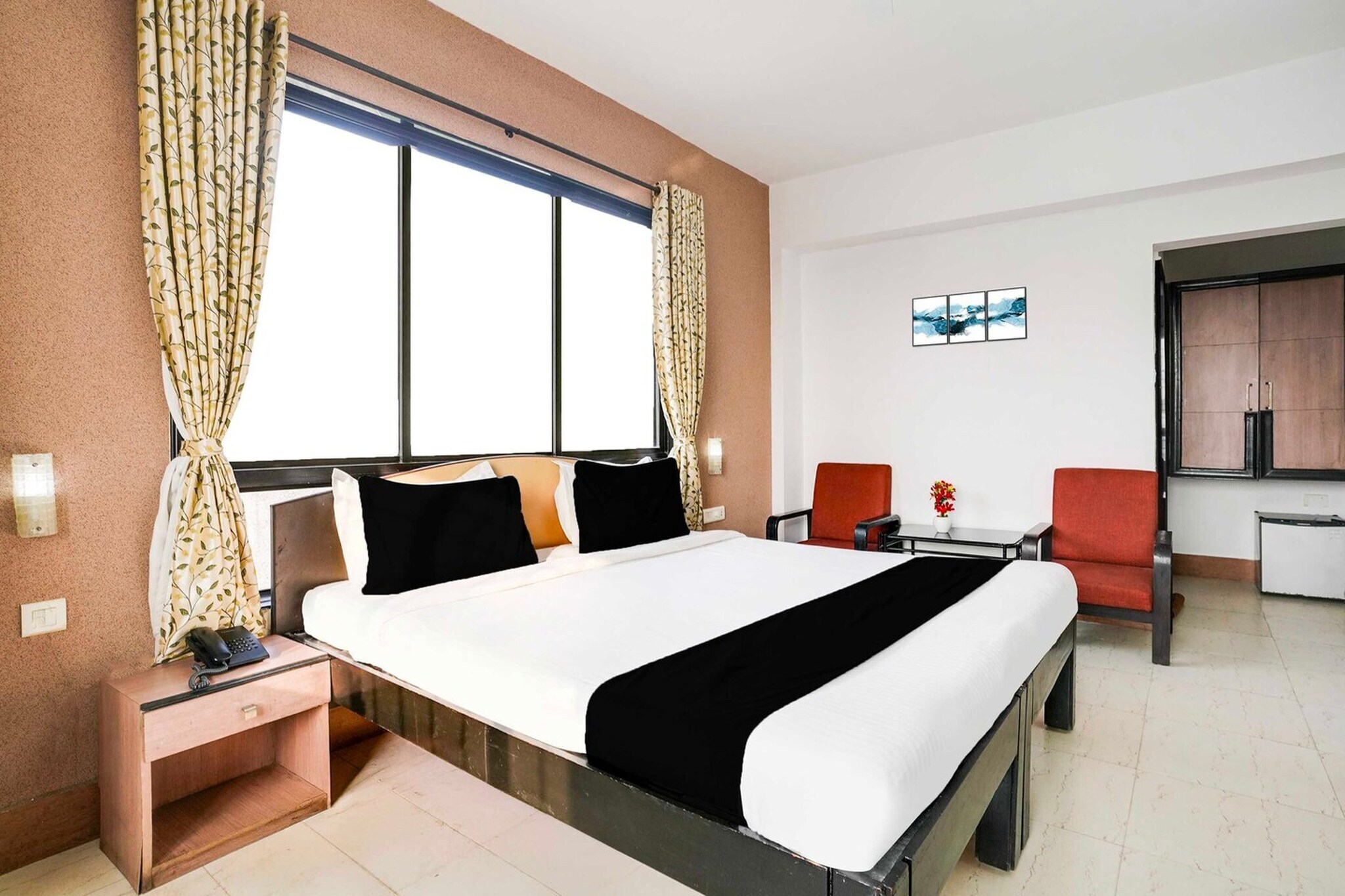 Set within 2 km of Margao Railway Station and 32 km of Basilica Of Bom Jesus, Townhouse Oak Margao Madgaon Railway Station offers rooms with air conditioning and a private bathroom in Goa. This 4-star hotel offers room service, a 24-hour front desk and free WiFi. The hotel has family rooms.

All guest rooms at the hotel come with a seating area, a flat-screen TV with satellite channels and a private bathroom with free toiletries and a bath or shower. All rooms feature a desk.

A continental breakfast is available at Townhouse Oak Margao Madgaon Railway Station.

Church of Saint Cajetan is 33 km from the accommodation, while Mormugao Port is 32 km from the property. Dabolim Airport is 24 km away.

Unmarried couples are warmly welcome at this property.
Guests with local ID proof are warmly welcome.
Apologies, but we are currently unable to host foreign nationals at this property.
Early Check-In Policy: A full day’s room rate will be charged for check-ins before 6:00 AM. Complimentary early check-in is available between 6:00 AM and 10:00 AM, subject to room availability.
 
Check-in is only available to guests aged 18 and above. Please provide a government-issued ID to confirm your age.