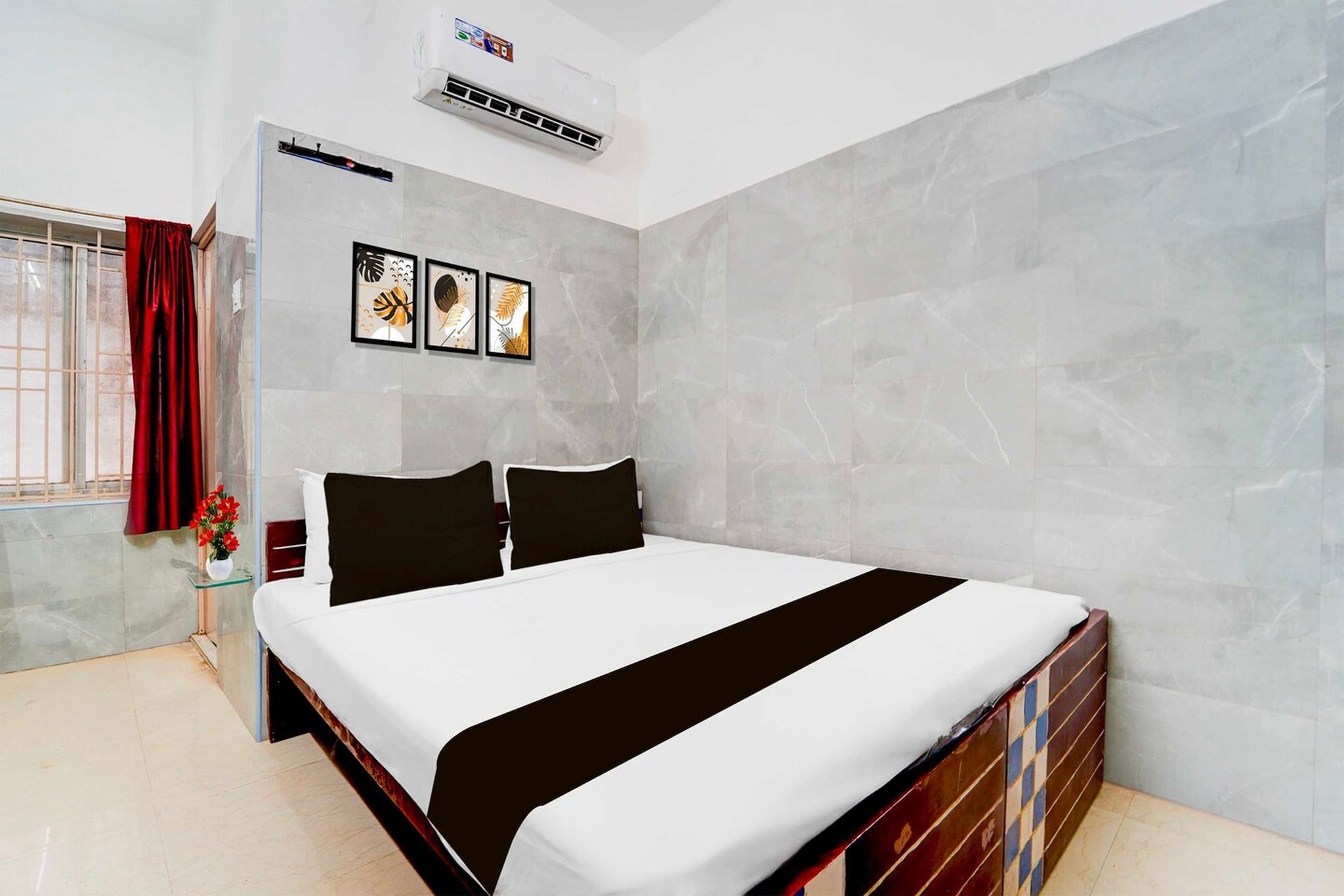 Ground floor: (bedroom(double bed, TV, seating area, air conditioning, Towels incl., telephone), bathroom(bathtub or shower, shower, washbasin, toilet, shampoo, body soap, hot water), Parking)