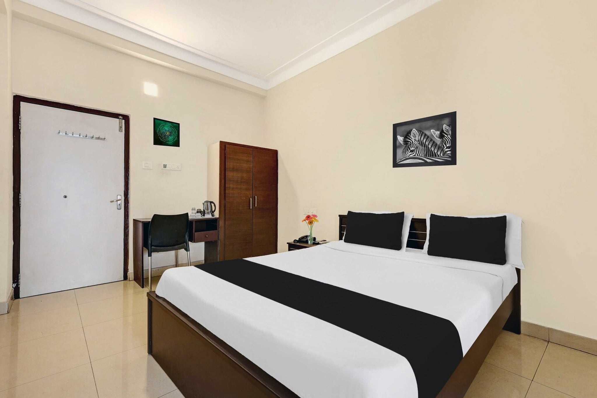 Ground floor: (bedroom(double bed, TV, seating area, air conditioning, Towels incl., telephone), bathroom(bathtub or shower, shower, washbasin, toilet, shampoo, body soap, hot water), Parking, lift)