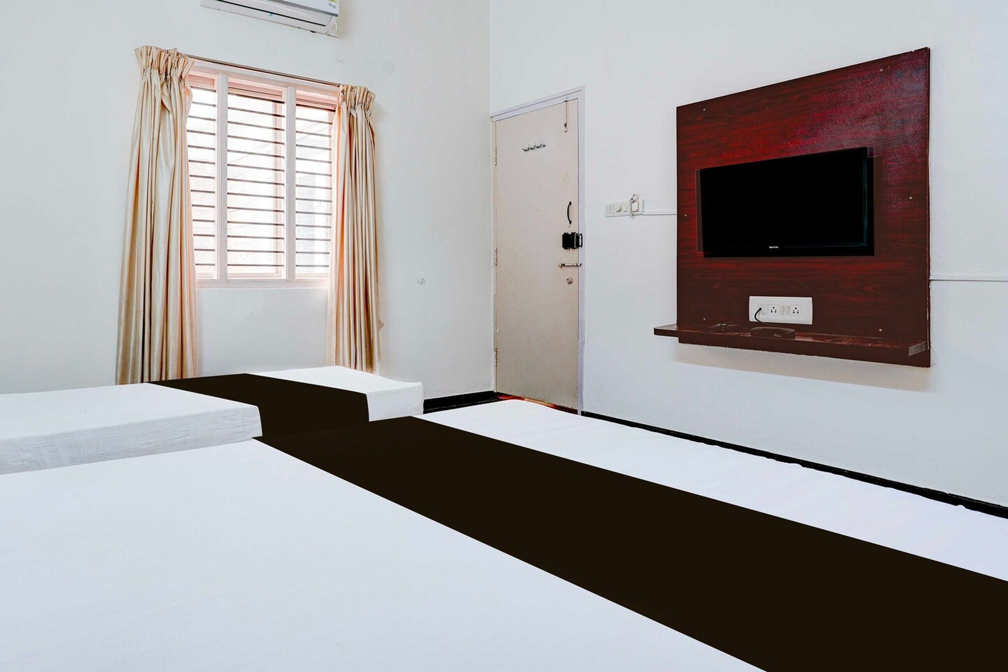 Ground floor: (bedroom(double bed, TV, seating area, air conditioning, telephone), bathroom(bathtub or shower, shower, washbasin, toilet, Towels incl., shampoo, body soap, hot water), Parking)