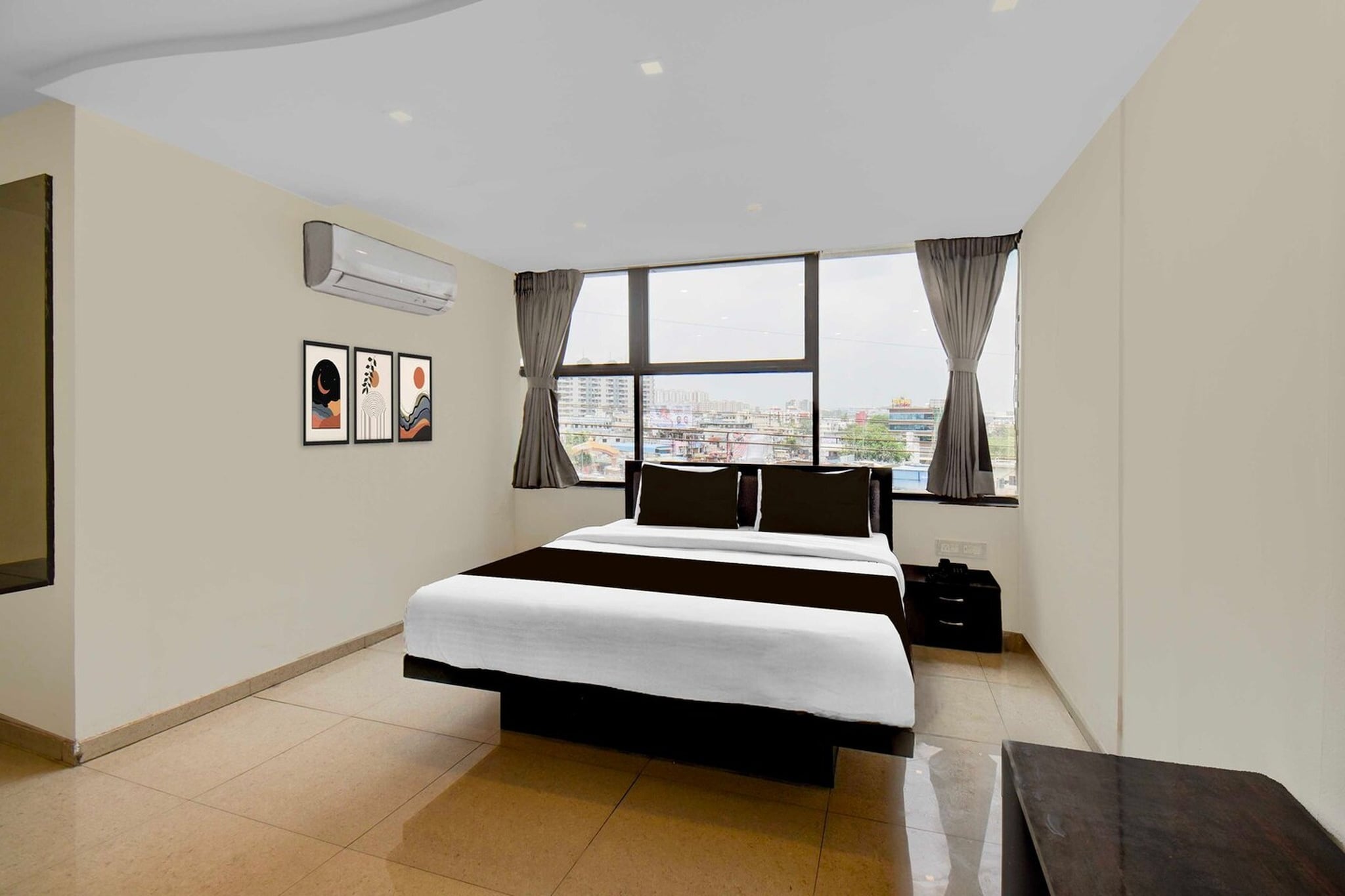 Ground floor: (bedroom(double bed, TV, seating area, air conditioning, Towels incl., telephone), bathroom(bathtub or shower, shower, washbasin, toilet, shampoo, body soap, hot water), Parking)
