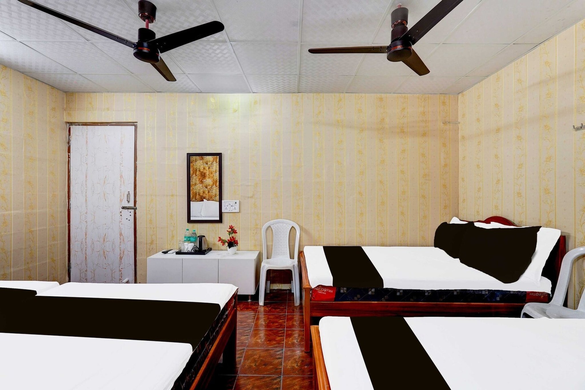 Ground floor: (bedroom(double bed, TV, seating area, air conditioning, telephone), bathroom(bathtub or shower, shower, washbasin, toilet, Towels incl., shampoo, body soap, hot water), Parking)