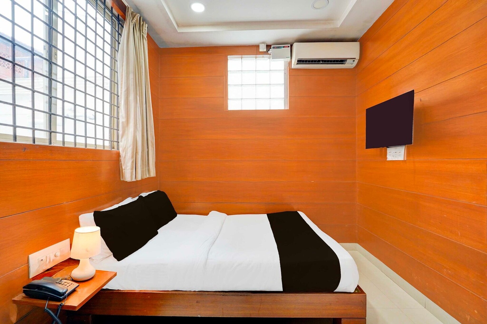 Ground floor: (bedroom(double bed, TV, seating area, air conditioning, telephone), bathroom(bathtub or shower, shower, washbasin, toilet, Towels incl., shampoo, body soap, hot water), Parking)