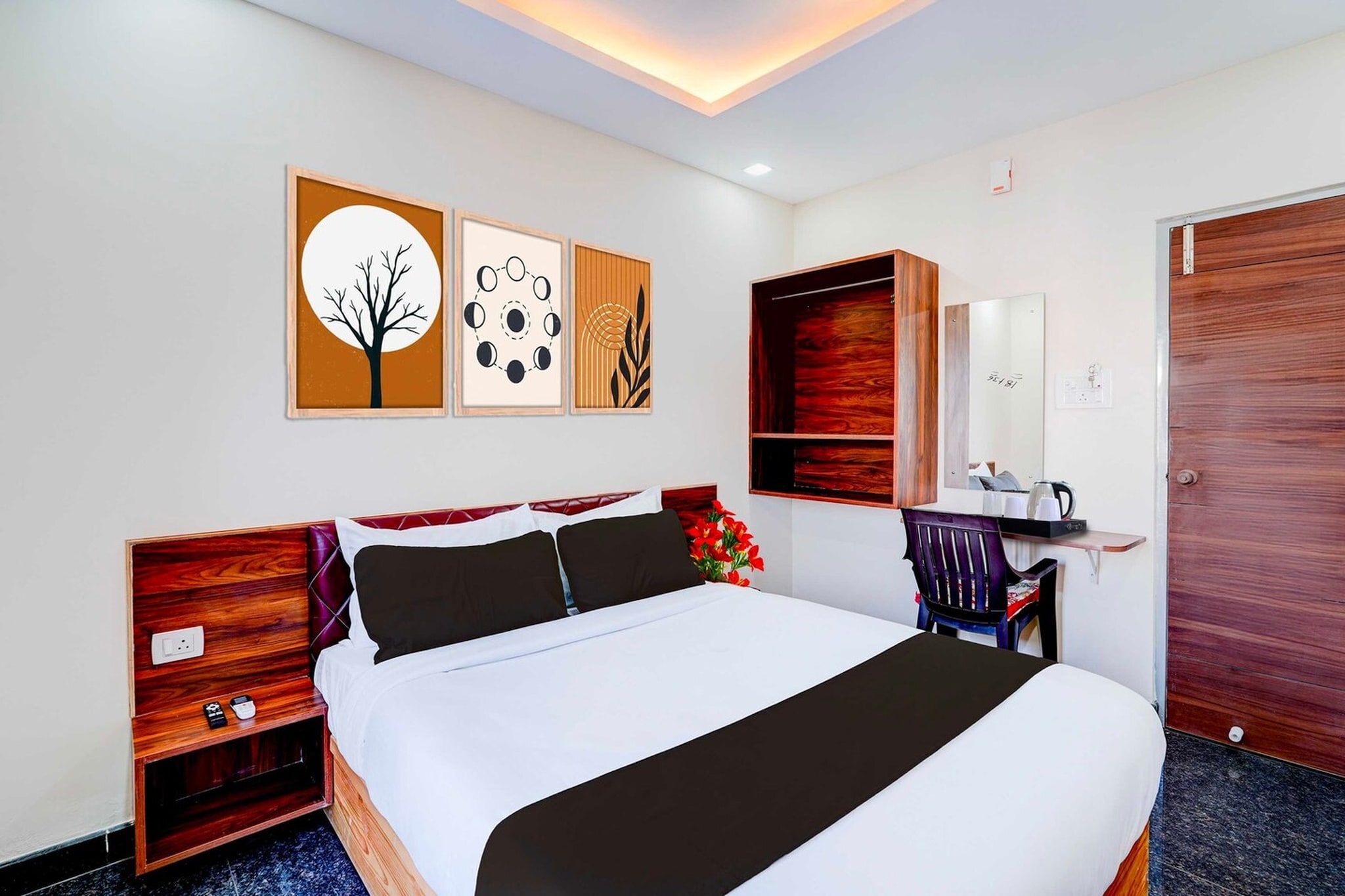 Ground floor: (bedroom(double bed, TV, seating area, air conditioning, Towels incl., telephone), bathroom(bathtub or shower, shower, washbasin, toilet, shampoo, body soap, hot water))