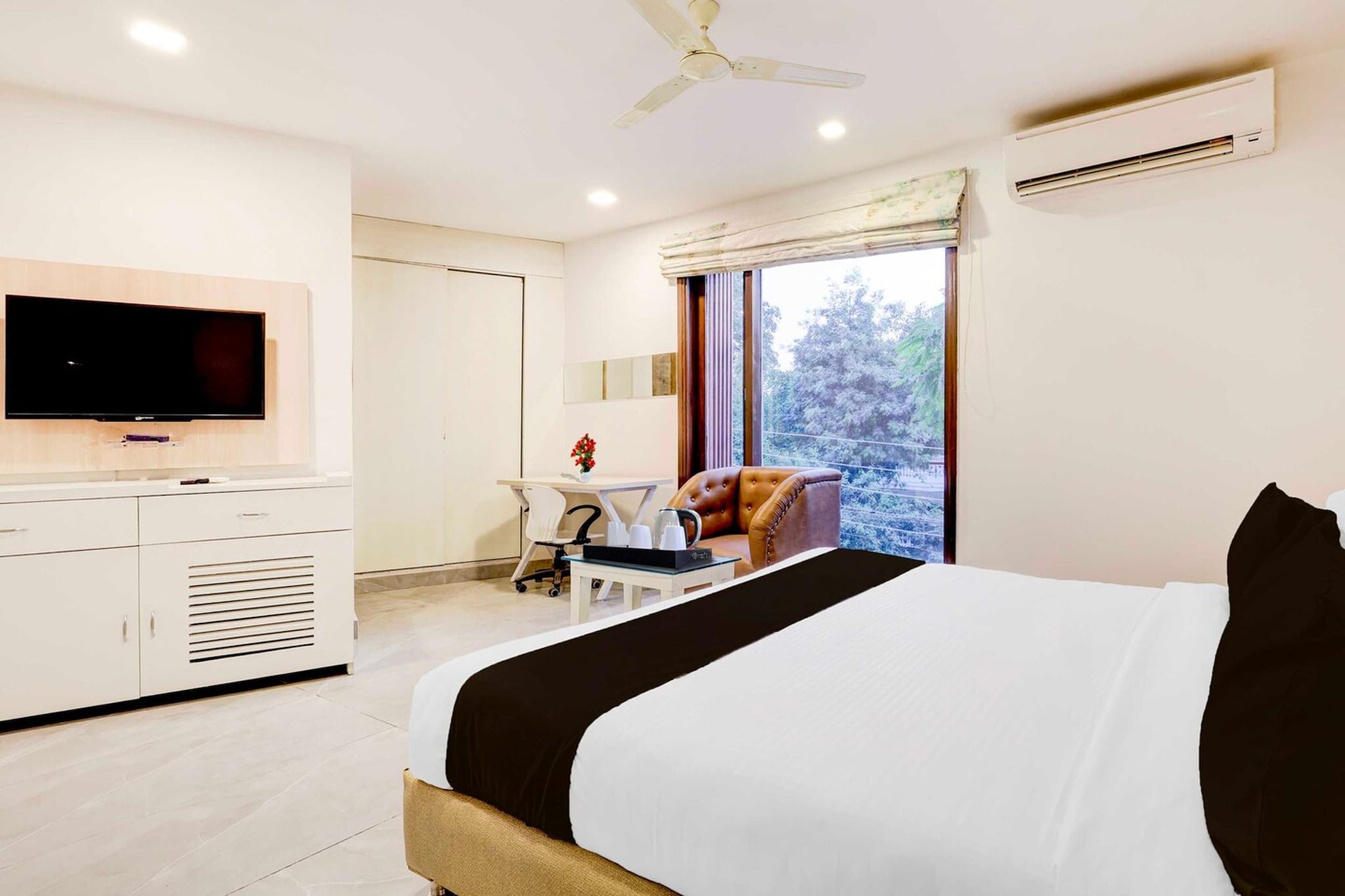 Set within 4.1 km of MG Road and 12 km of Qutub Minar, Townhouse Oak T Block Sector 24 offers rooms with air conditioning and a private bathroom in Gurgaon. This 4-star hotel offers room service, a 24-hour front desk and free WiFi. The hotel features family rooms.

The units at the hotel come with a seating area, a flat-screen TV with satellite channels and a private bathroom with free toiletries and a bath or shower. All guest rooms feature a desk.

WorldMark Gurgaon is 16 km from Townhouse Oak T Block Sector 24, while Tughlaqabad Fort is 18 km away. Delhi International Airport is 9 km from the property.

Unmarried couples are warmly welcome at this property.
Guests with local ID proof are warmly welcome.
Apologies, but we are currently unable to host foreign nationals at this property.
Early Check-In Policy: A full day’s room rate will be charged for check-ins before 6:00 AM. Complimentary early check-in is available between 6:00 AM and 10:00 AM, subject to room availability.
 
Check-in is only available to guests aged 18 and above. Please provide a government-issued ID to confirm your age.
