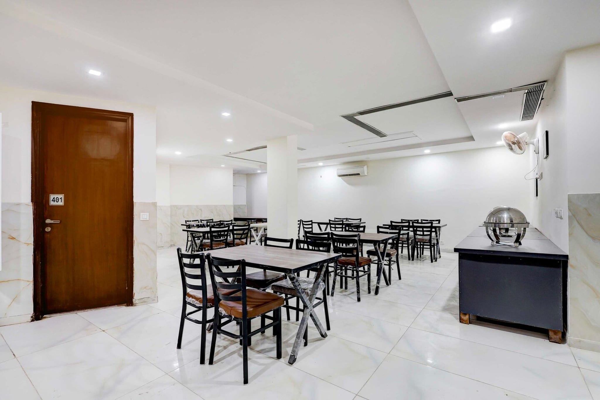 Ground floor: (bedroom(double bed, TV, seating area, air conditioning, Towels incl., telephone), bathroom(bathtub or shower, shower, washbasin, toilet, shampoo, body soap, hot water), Parking)