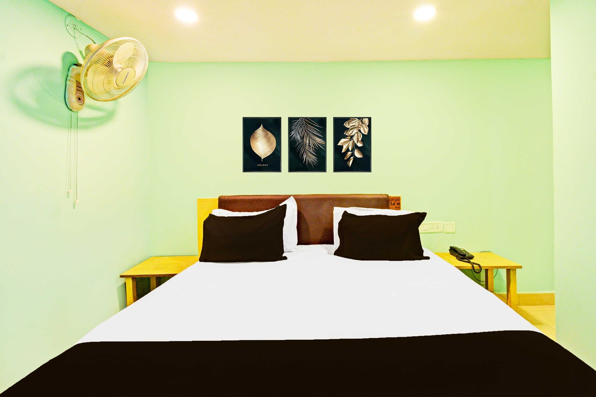 Ground floor: (bedroom(double bed, TV, seating area, air conditioning, Towels incl., telephone), bathroom(bathtub or shower, shower, washbasin, toilet, shampoo, body soap, hot water), Parking, lift)