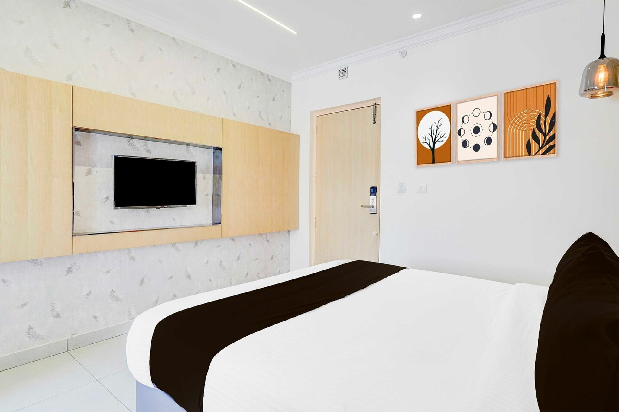 Ground floor: (bedroom(double bed, TV, seating area, air conditioning, telephone), bathroom(bathtub or shower, shower, washbasin, toilet, Towels incl., shampoo, body soap, hot water), Parking, lift)