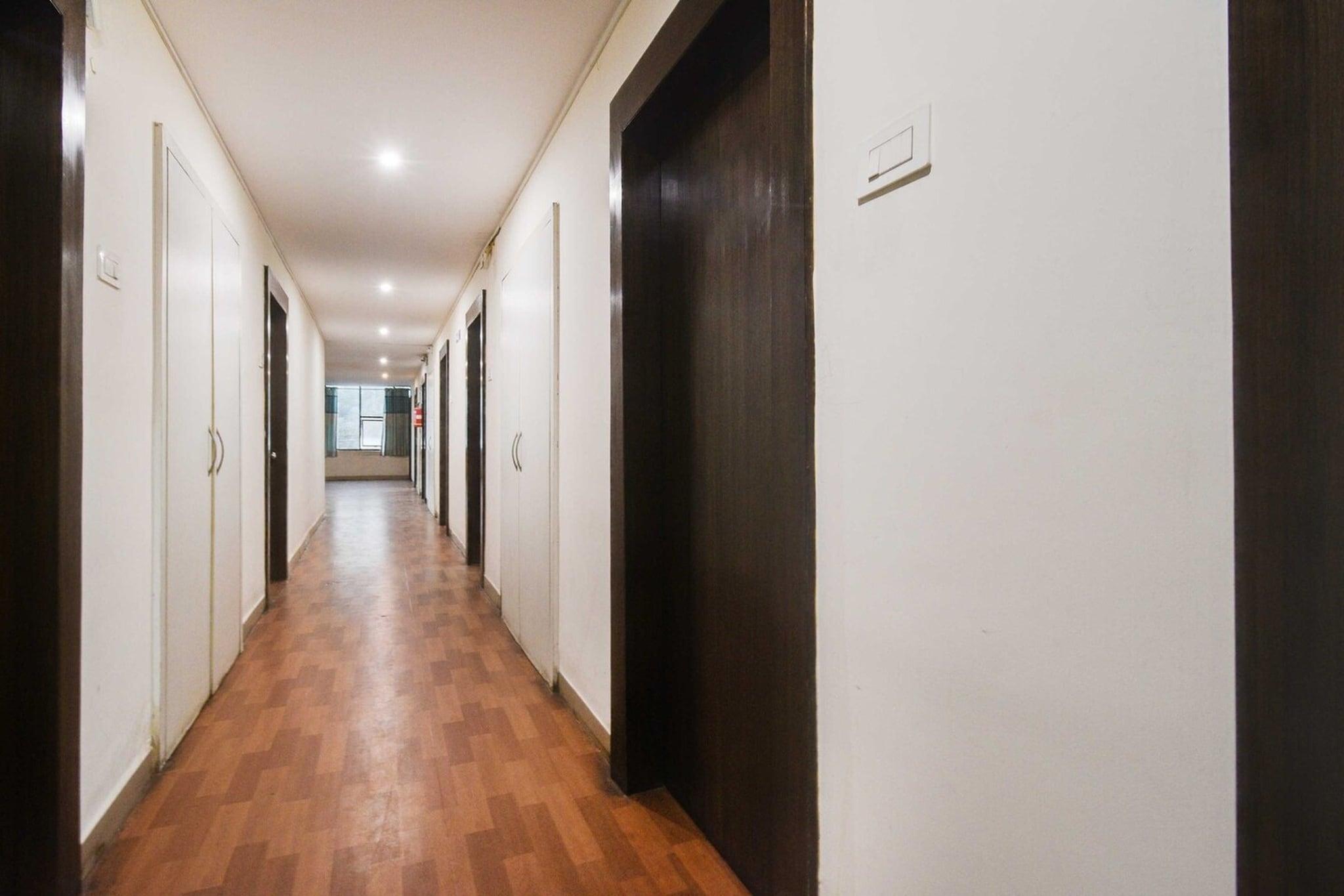 Ground floor: (bedroom(double bed, TV, seating area, air conditioning, Towels incl., telephone), bathroom(bathtub or shower, shower, washbasin, toilet, shampoo, body soap, hot water), Parking, lift)