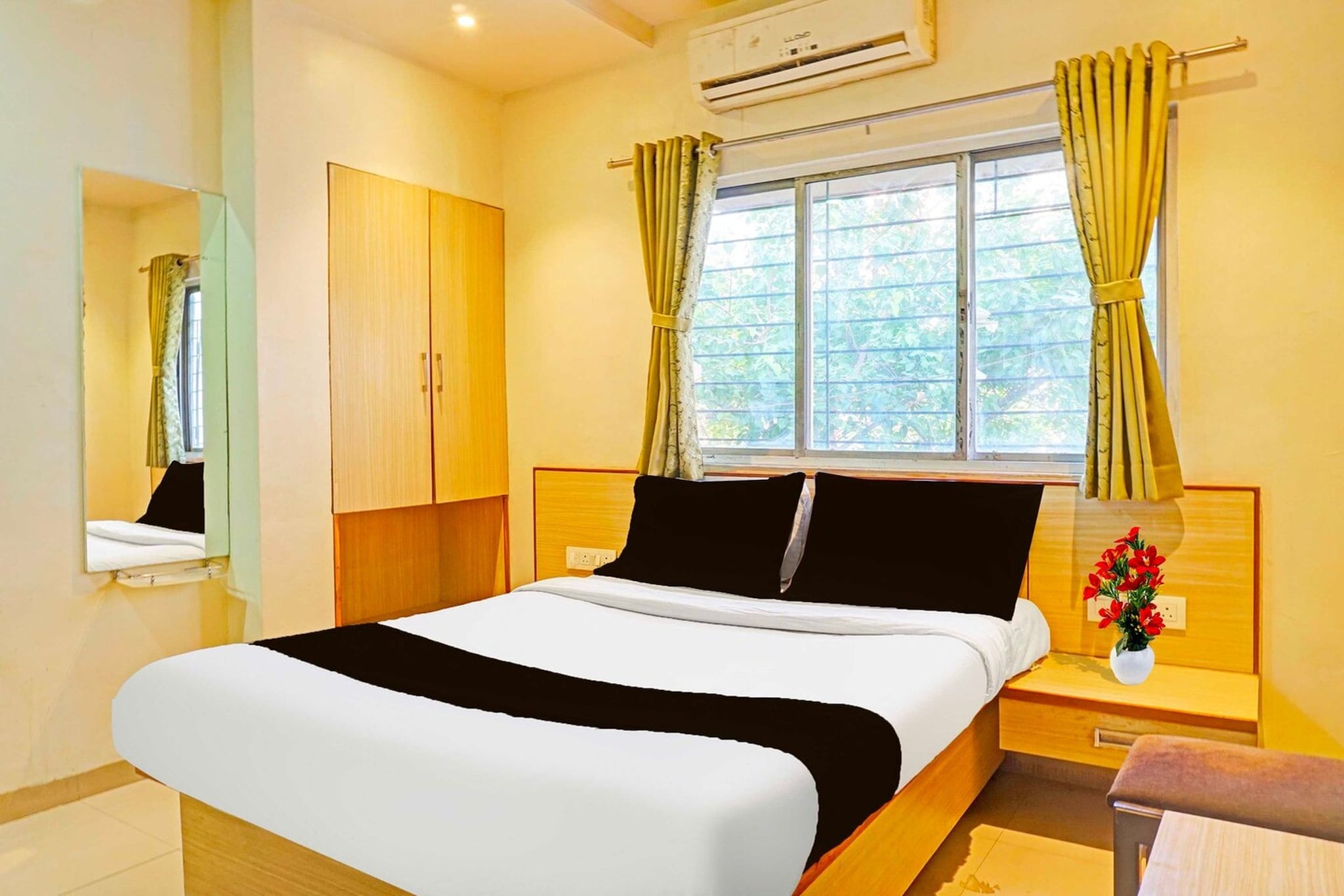 Ground floor: (bedroom(double bed, TV, seating area, air conditioning, Towels incl., telephone), bathroom(bathtub or shower, shower, washbasin, toilet, shampoo, body soap, hot water), Parking)