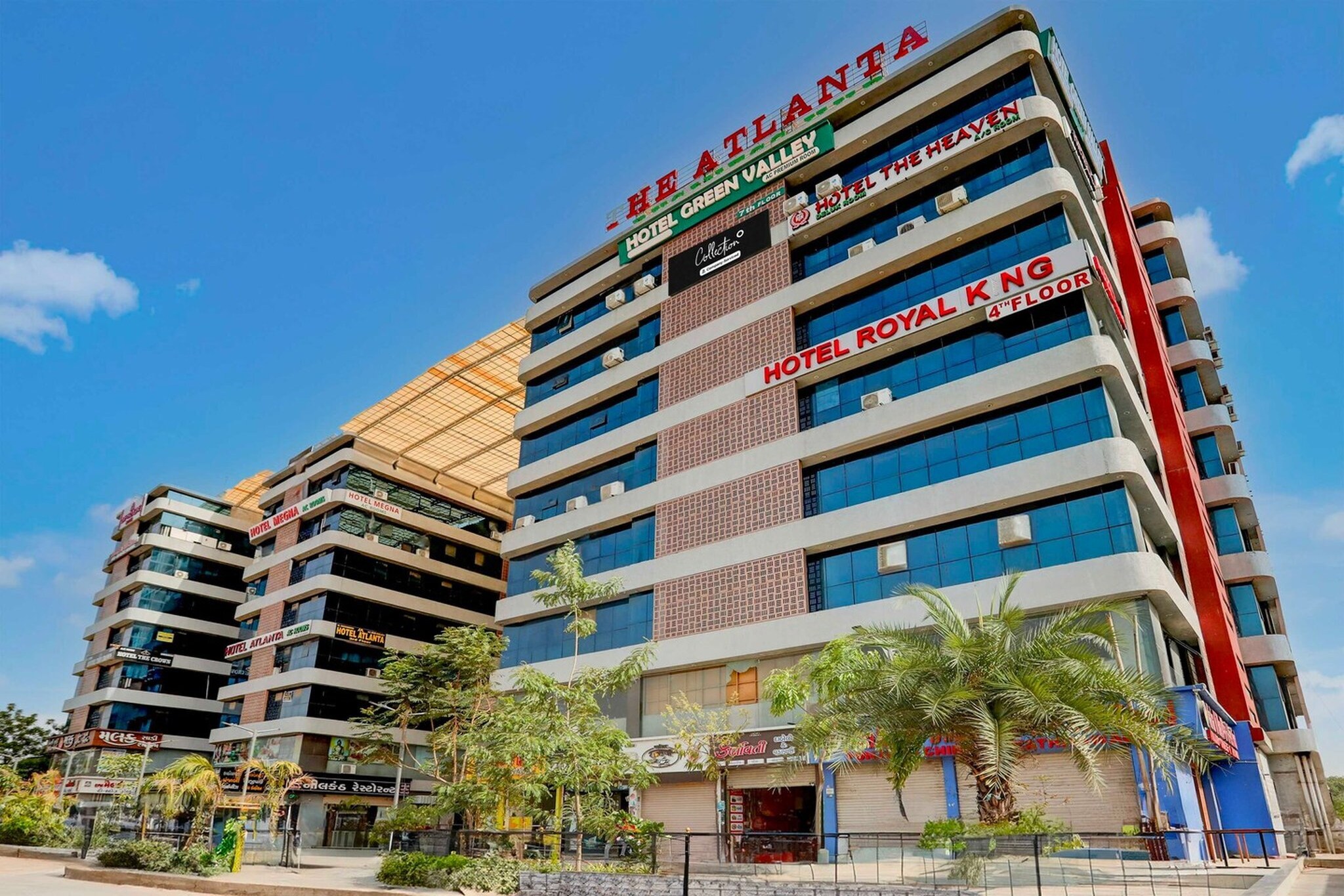 Ground floor: (bedroom(double bed, TV, seating area, air conditioning, Towels incl., telephone), bathroom(bathtub or shower, shower, washbasin, toilet, shampoo, body soap, hot water), Parking)