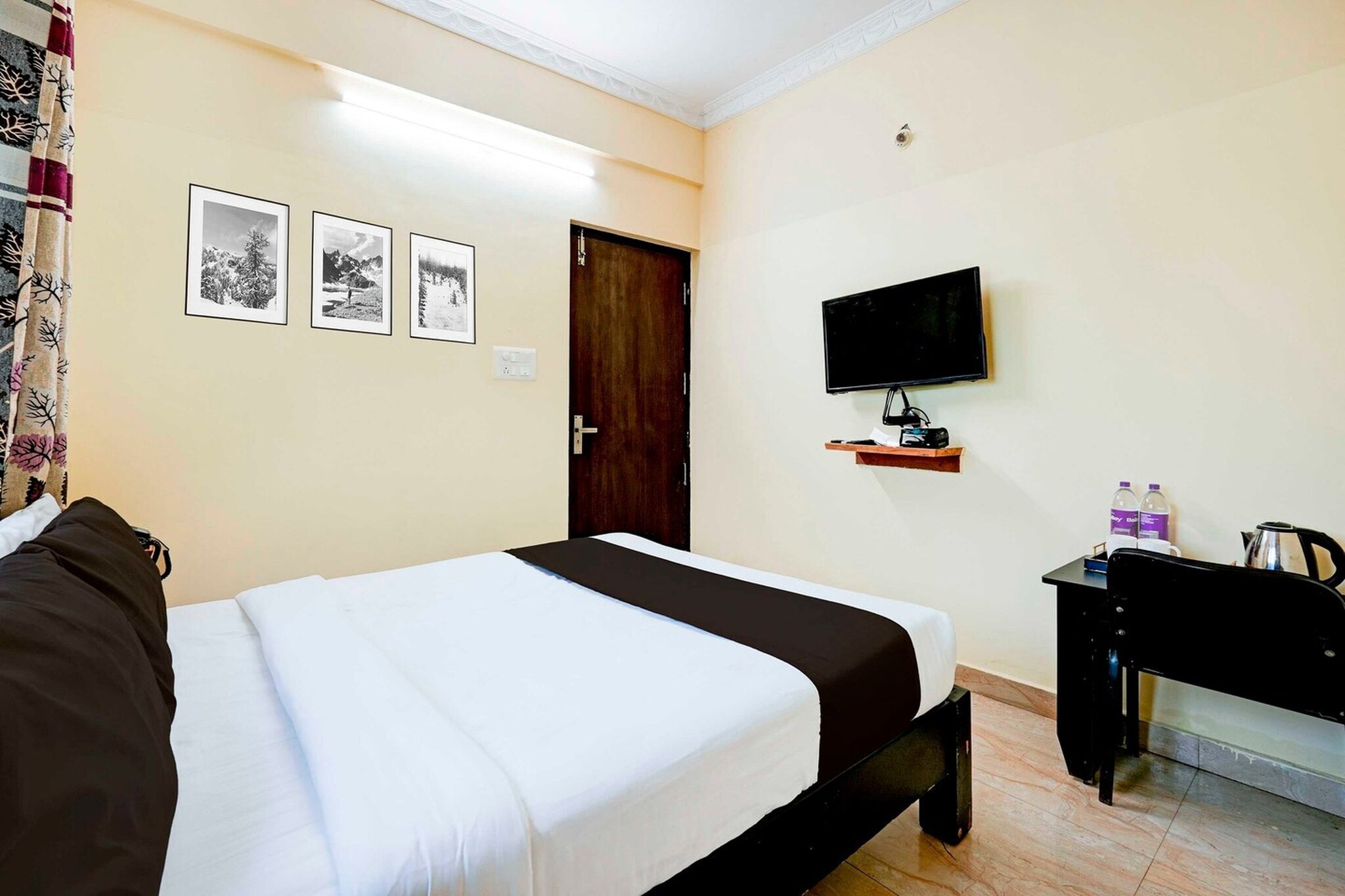 Ground floor: (bedroom(double bed, TV, seating area, air conditioning, telephone), bathroom(bathtub or shower, shower, washbasin, toilet, Towels incl., shampoo, body soap, hot water), Parking)