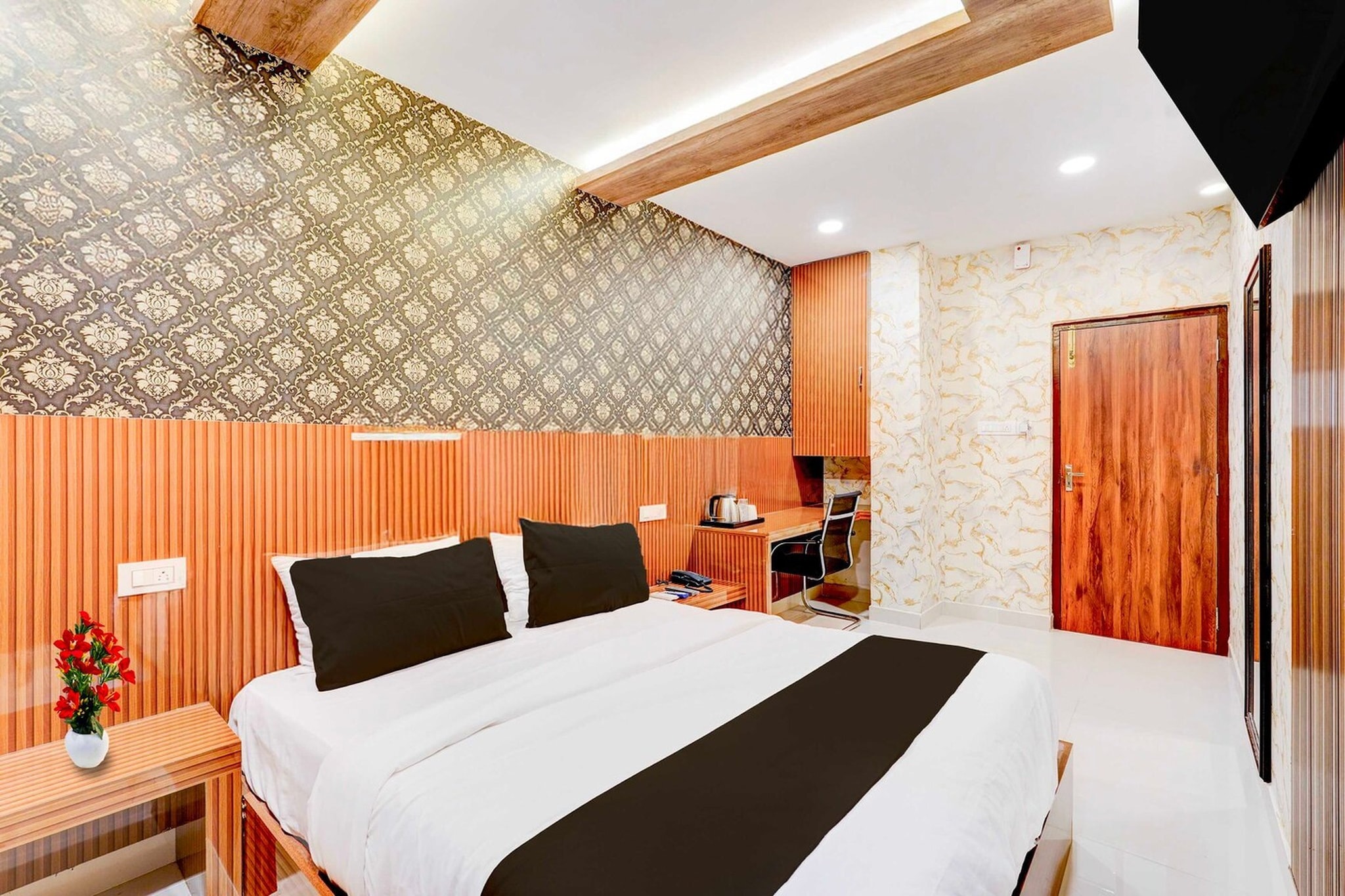 Ground floor: (bedroom(double bed, TV, seating area, air conditioning, telephone), bathroom(bathtub or shower, shower, washbasin, toilet, Towels incl., shampoo, body soap, hot water), Parking)