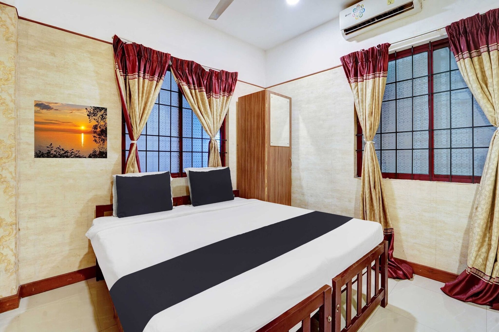 Hotel O Vazhakkala Kakkanad is situated in Kakkanad, within 21 km of Kochi Biennale and 10 km of Cochin Shipyard. With a restaurant, the 3-star hotel has air-conditioned rooms with free WiFi, each with a private bathroom. The accommodation features room service, a 24-hour front desk and luggage storage for guests.

The rooms at the hotel are fitted with a seating area and a flat-screen TV with satellite channels. Guest rooms have a desk.

Jawaharlal Nehru Stadium is 5.2 km from Hotel O Vazhakkala Kakkanad, while Travancore Chemicals Industries is 5.5 km from the property. Cochin International Airport is 26 km away.

Unmarried couples are warmly welcome at this property.
Guests with local ID proof are warmly welcome.
Apologies, but we are currently unable to host foreign nationals at this property.
Early Check-In Policy: A full day’s room rate will be charged for check-ins before 6:00 AM. Complimentary early check-in is available between 6:00 AM and 10:00 AM, subject to room availability.
 
Check-in is only available to guests aged 18 and above. Please provide a government-issued ID to confirm your age.