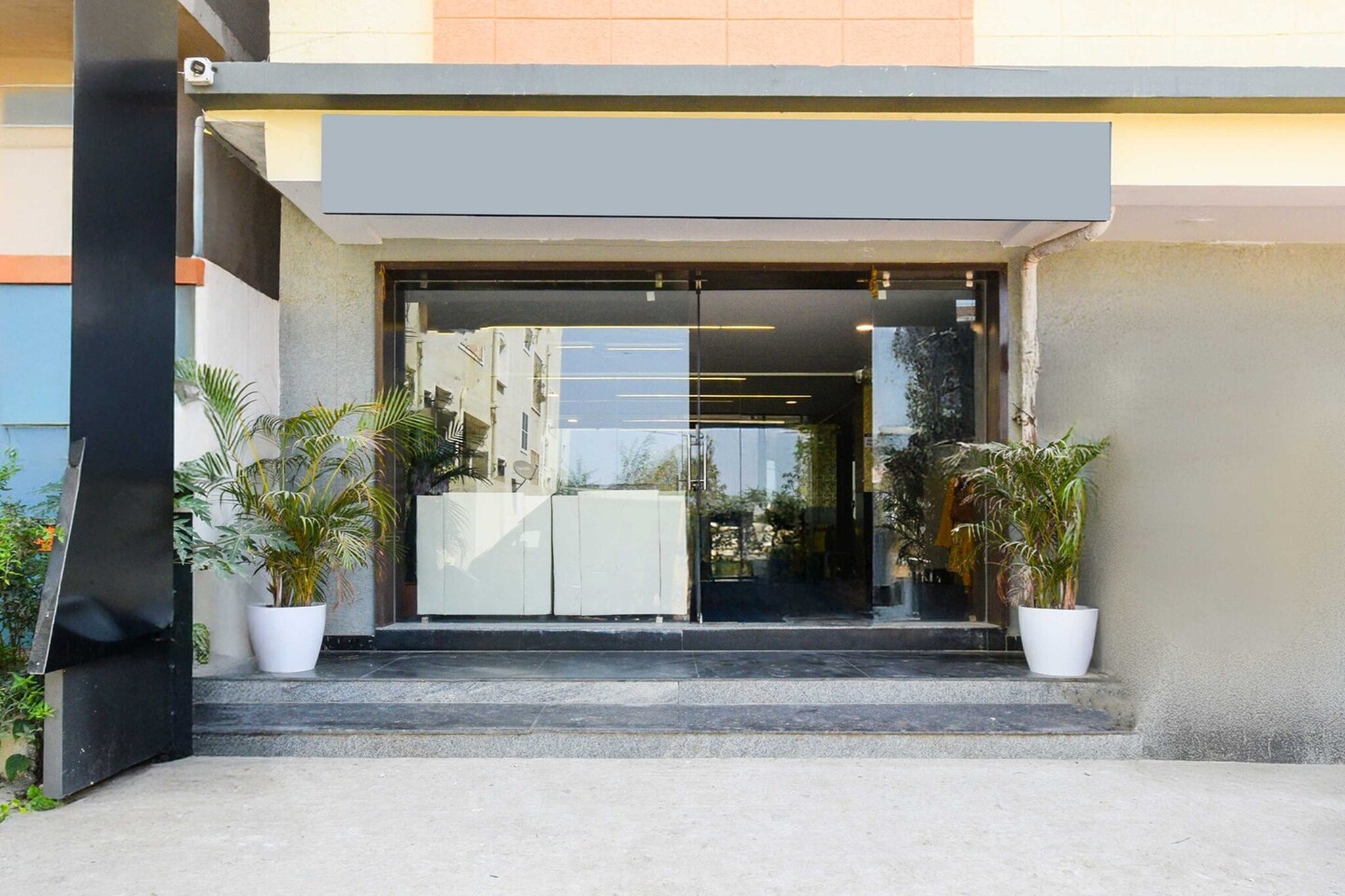 Ground floor: (bedroom(double bed, TV, seating area, air conditioning, telephone), bathroom(bathtub or shower, shower, washbasin, toilet, Towels incl., shampoo, body soap, hot water), Parking)