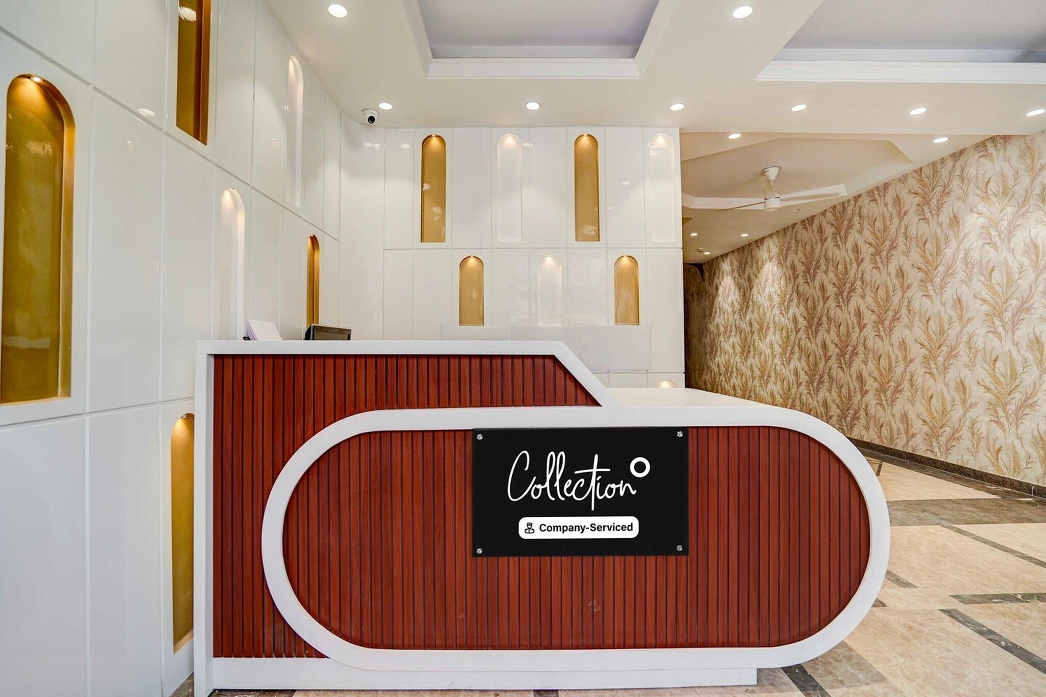 Ground floor: (bedroom(double bed, TV, seating area, air conditioning, Towels incl., telephone), bathroom(bathtub or shower, shower, washbasin, toilet, shampoo, body soap, hot water), Parking)