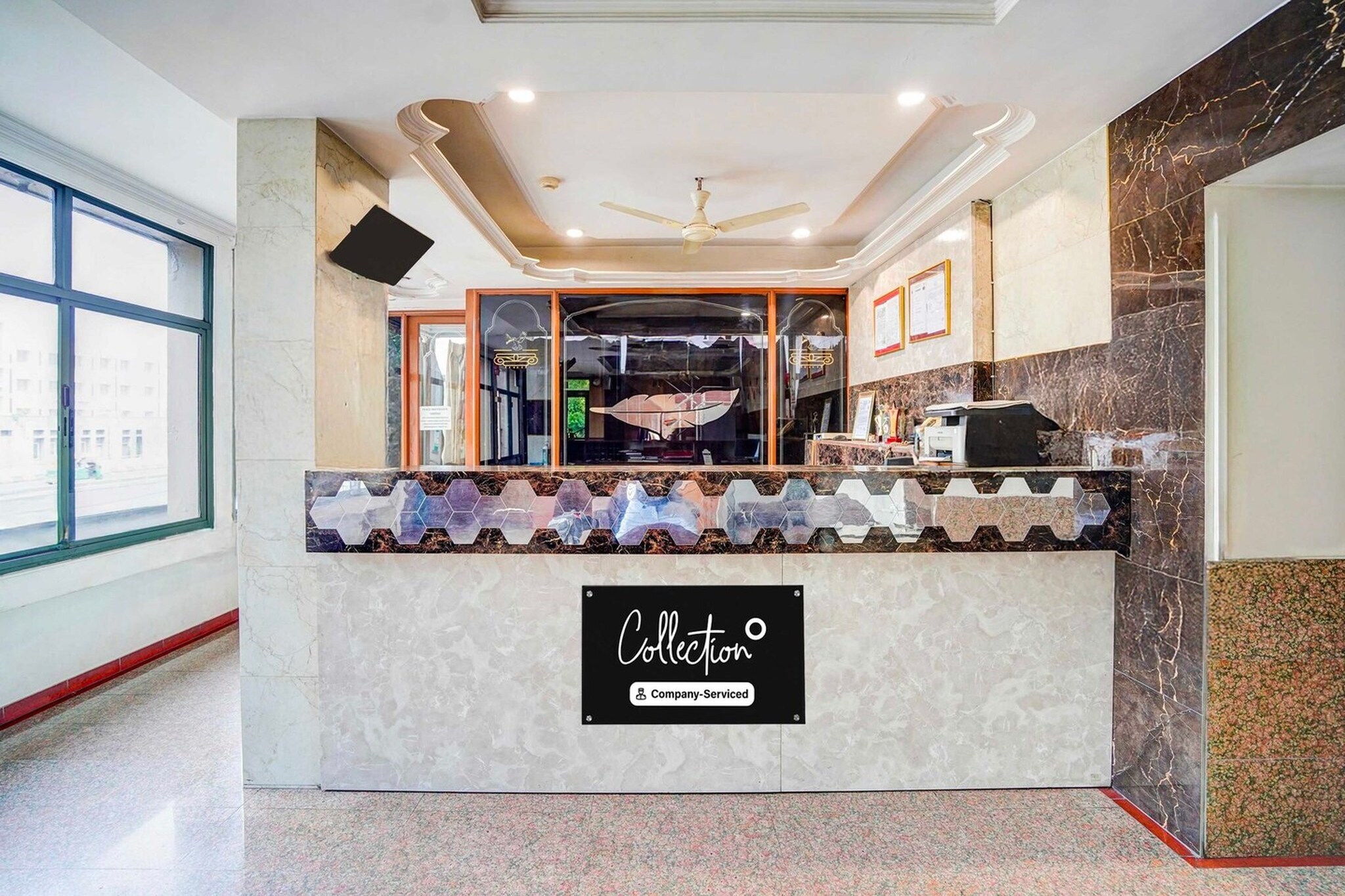 Ground floor: (bedroom(double bed, TV, seating area, air conditioning, Towels incl., telephone), bathroom(bathtub or shower, shower, washbasin, toilet, shampoo, body soap, hot water), Parking)