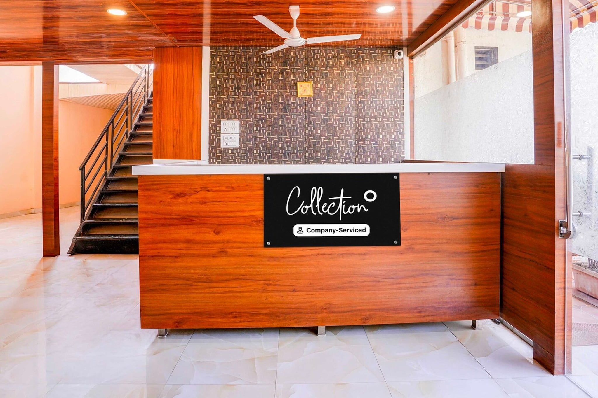 Ground floor: (bedroom(double bed, TV, seating area, air conditioning, Towels incl., telephone), bathroom(bathtub or shower, shower, washbasin, toilet, shampoo, body soap, hot water), Parking)