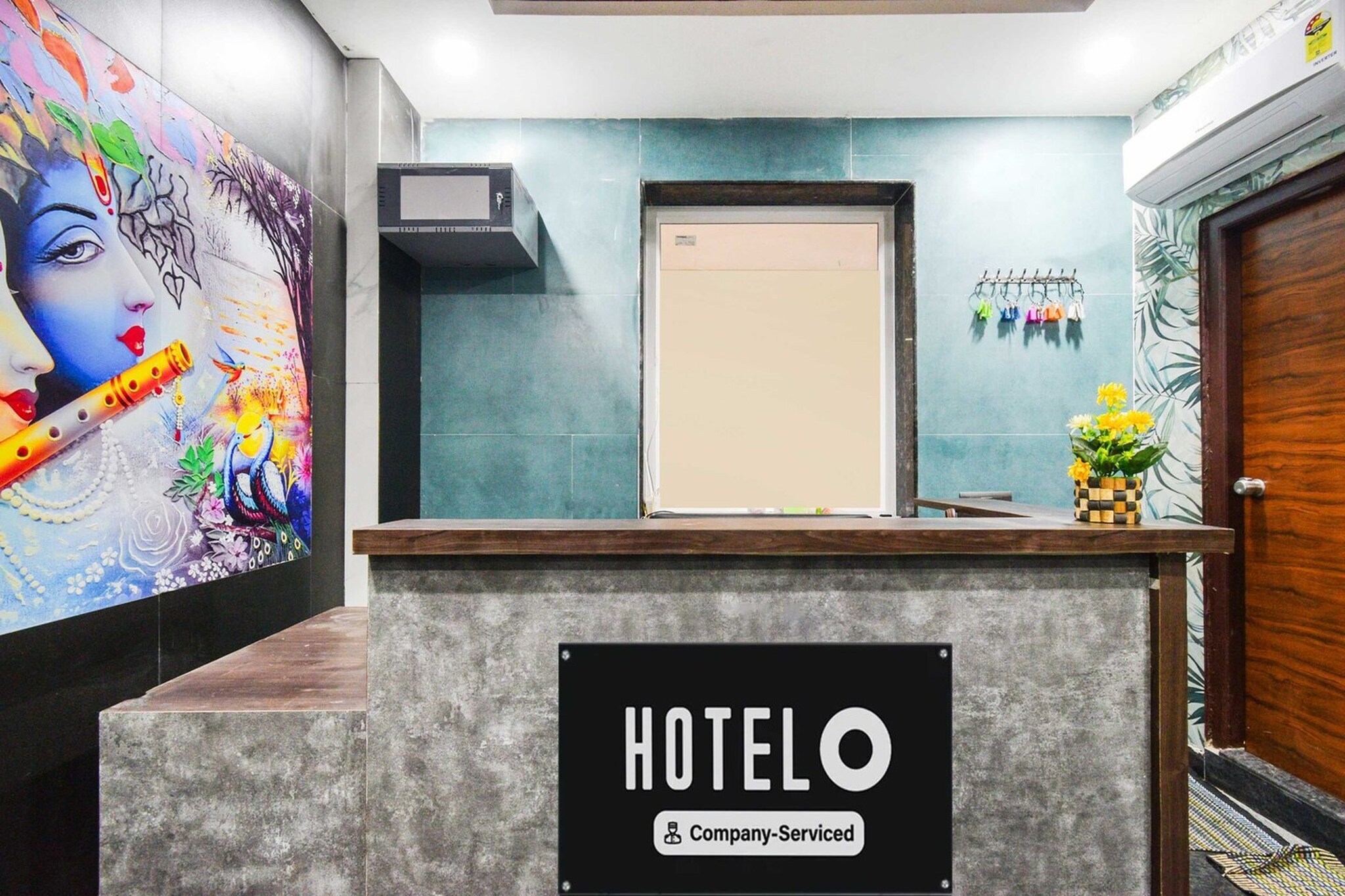 Ground floor: (bedroom(double bed, TV, seating area, air conditioning, Towels incl., telephone), bathroom(bathtub or shower, shower, washbasin, toilet, shampoo, body soap, hot water), Parking, lift)