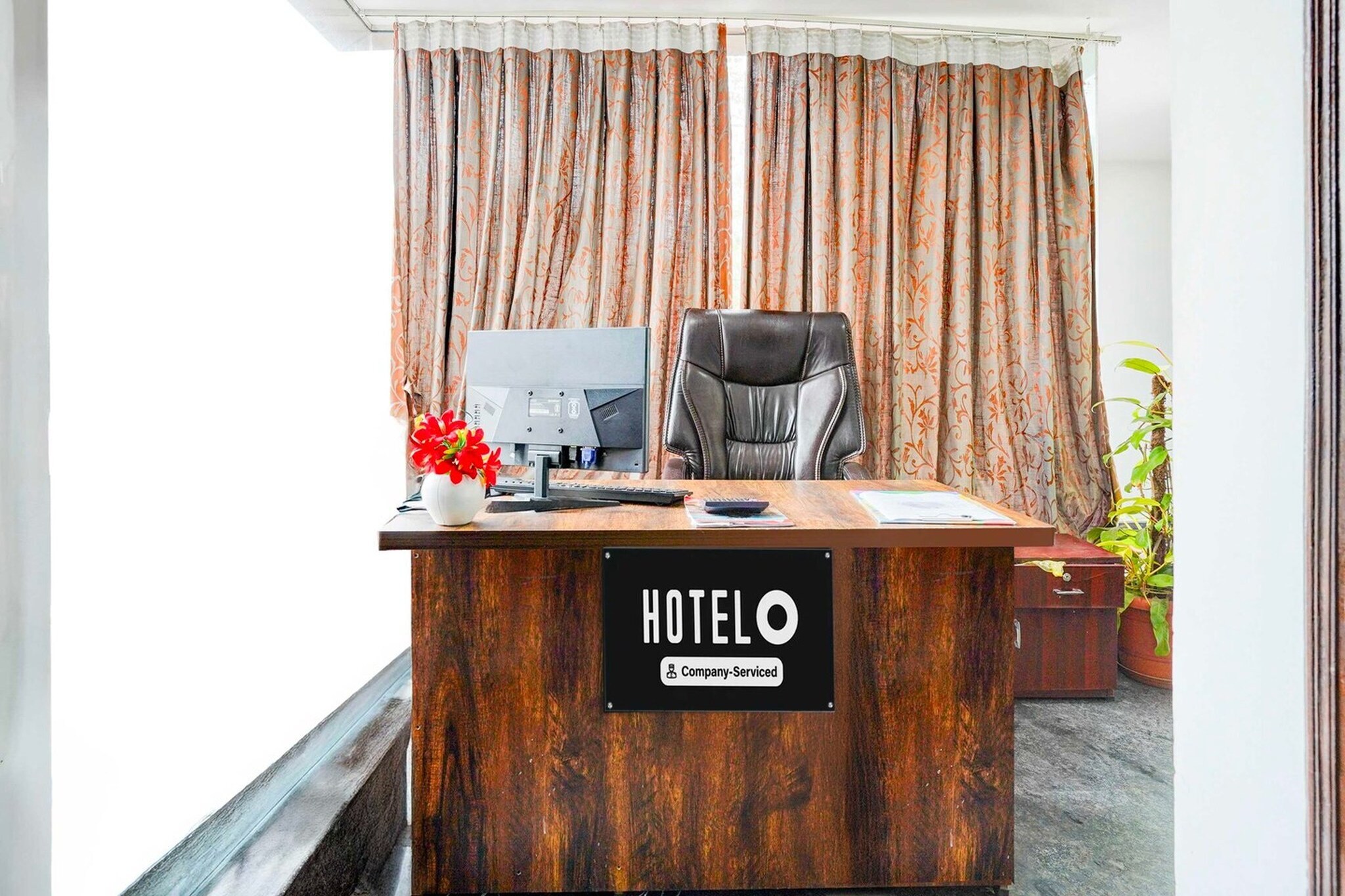 Ground floor: (bedroom(double bed, TV, seating area, air conditioning, Towels incl., telephone), bathroom(bathtub or shower, shower, washbasin, toilet, shampoo, body soap, hot water))