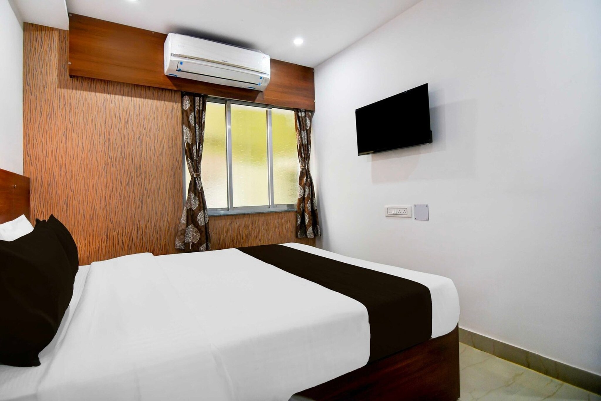 Located within 6.5 km of Dumdum Metro Station and 11 km of M G Road Metro Station, Hotel O Chinar Park Near Airport provides rooms with air conditioning and a private bathroom in kolkata. With free WiFi, this 3-star hotel offers room service and a 24-hour front desk. The hotel features family rooms.
Guest rooms at the hotel are equipped with a seating area, a flat-screen TV with satellite channels and a private bathroom with free toiletries and a bath or shower. The rooms include a desk.
Sealdah Railway Station is 12 km from Hotel O Chinar Park Near Airport, while Esplanade Metro Station is 14 km away. Netaji Subhash Chandra Bose International Airport is 2 km from the property.
Unmarried couples are warmly welcome at this property.
Guests with local ID proof are warmly welcome.
Apologies, but we are currently unable to host foreign nationals at this property.
Early Check-In Policy: A full day’s room rate will be charged for check-ins before 6:00 AM. Complimentary early check-in is available between 6:00 AM and 10:00 AM, subject to room availability.
Check-in is only available to guests aged 18 and above. Please provide a government-issued ID to confirm your age.